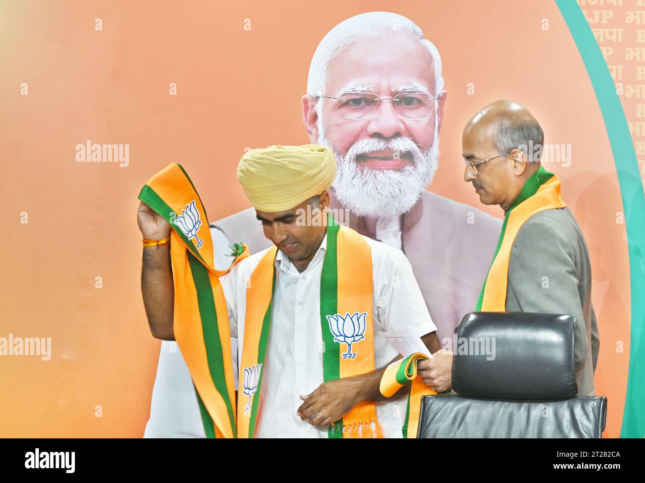 Nuova Delhi, India. 17 ottobre 2023. NUOVA DELHI, INDIA - 17 OTTOBRE: Vishwaraj Maharaj di Udaipur (R) e Bhawani Singh Kalvi (L) si uniscono alla BJP alla presenza del presidente del Rajasthan BJP CP Joshi e Arjun RAM Meghwal (invisibile) presso la sede BJP, il 17 ottobre 2023 a nuova Delhi, India. Vishvaraj Singh Mewar, un discendente del venerato Maharana Pratap, e Bhawani Singh Kalvi, il cui padre servì come capo dell'esercito di Karauli, sono ufficialmente diventati membri del BJP. (Foto di Sanjeev Verma/Hindustan Times/Sipa USA) credito: SIPA USA/Alamy Live News Foto Stock