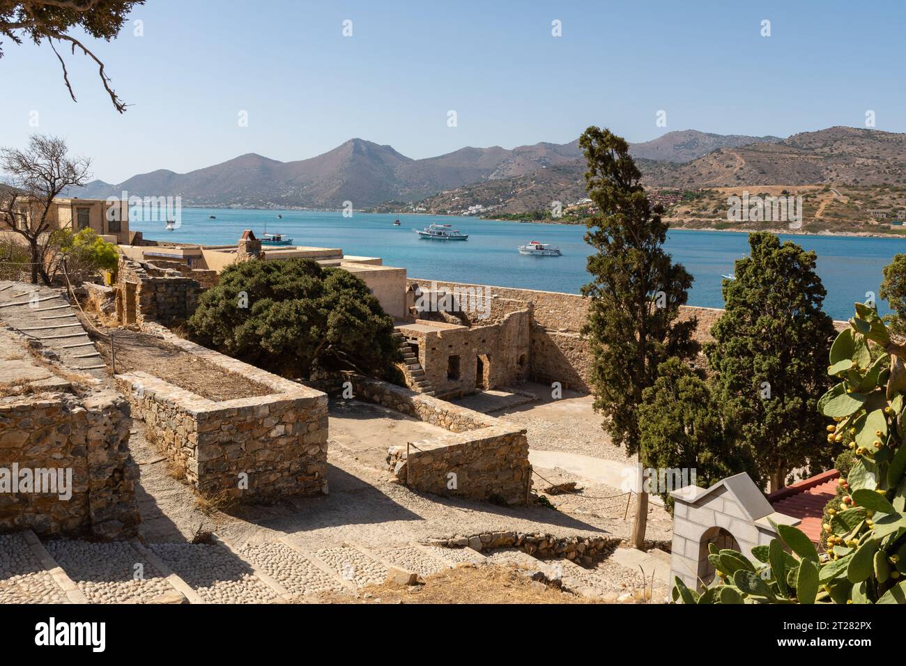Dettagli architettonici e viste panoramiche dall'isola di Spinalonga, Creta, Grecia. Foto Stock