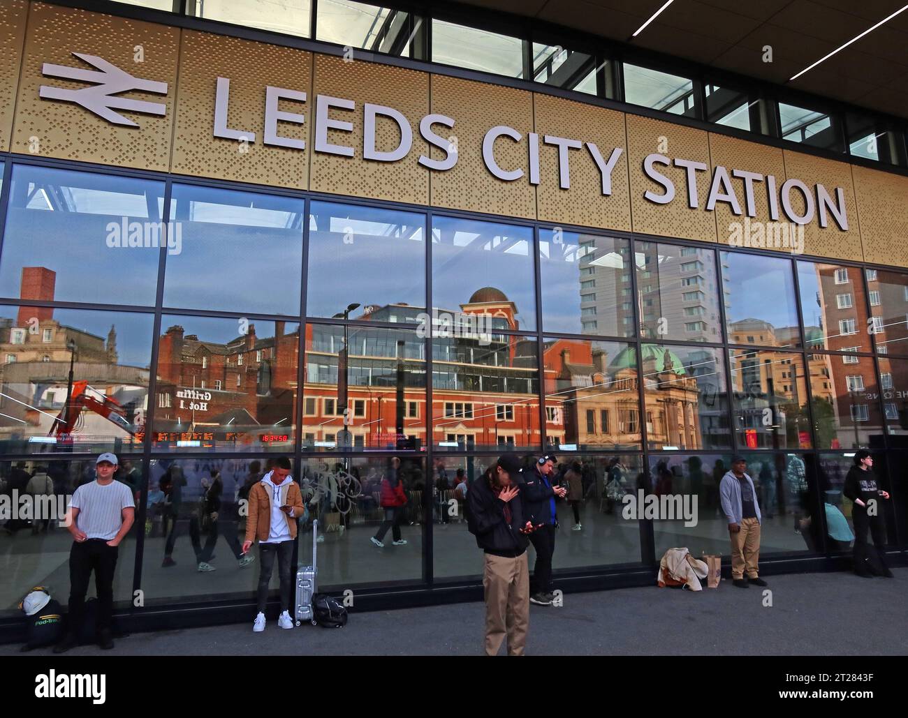 Ingresso principale 2023 con riflesso del paesaggio urbano, fuori dalla stazione di Leeds City presso New Station St, Leeds, Yorkshire, Inghilterra, LS1 4DY Foto Stock