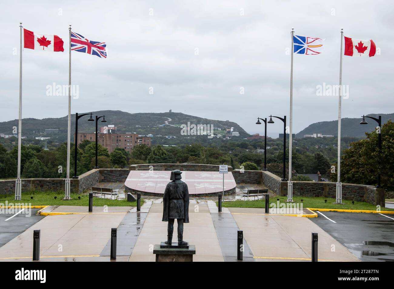 Bandiere e statua di John Cabot nel parcheggio dell'edificio provinciale della Confederazione a St. John's, Newfoundland & Labrador, Canada Foto Stock