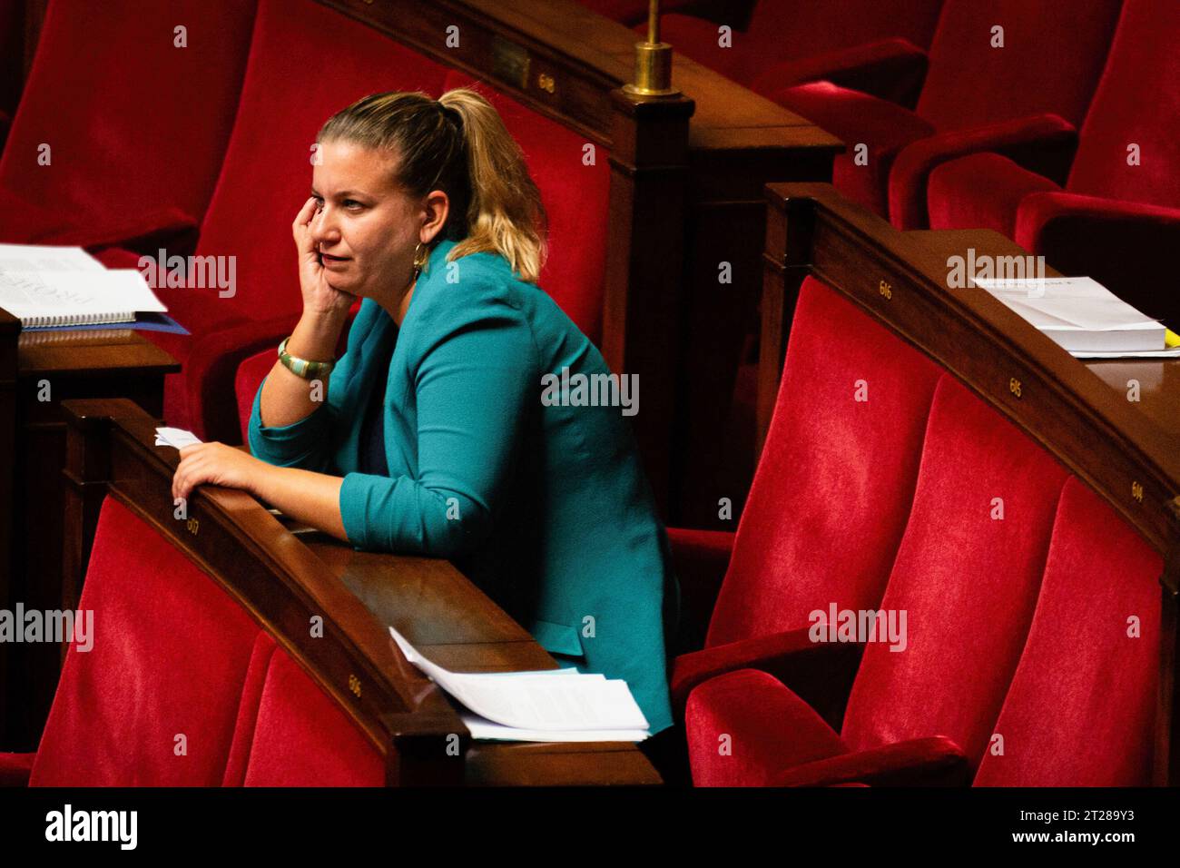 Parigi, Francia. 17 ottobre 2023. Mathilde Panot, Président del gruppo la France Insoumise, visto all'Assemblea Nazionale. Una sessione settimanale di domande al governo francese all'Assemblea Nazionale al Palais Bourbon, a Parigi. Credito: SOPA Images Limited/Alamy Live News Foto Stock