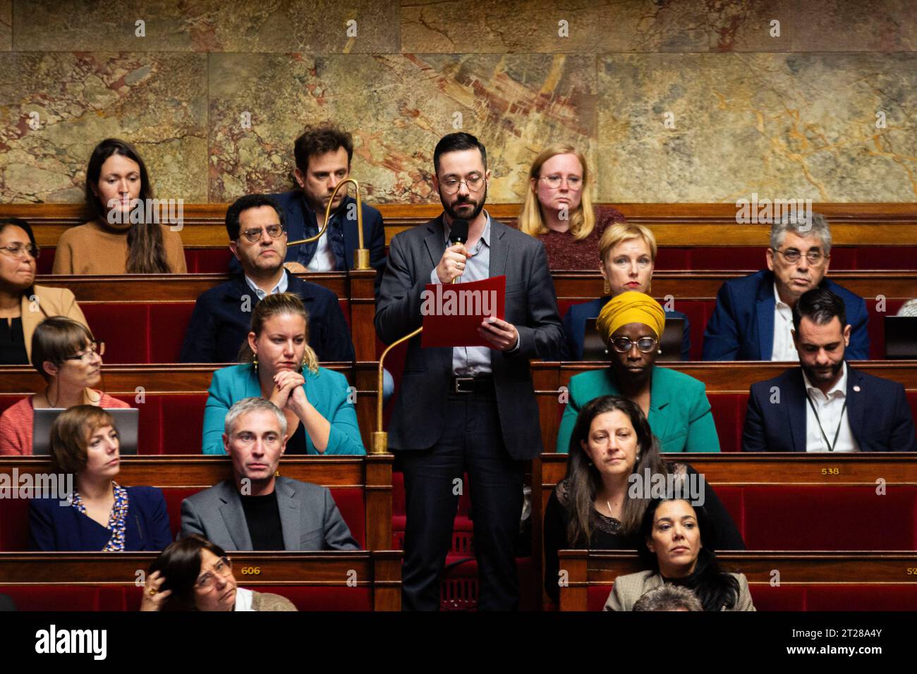 Parigi, Francia. 17 ottobre 2023. David Guiraud, deputato del gruppo la France Insoumise, parla durante le interrogazioni alla sessione del governo all'Assemblea Nazionale. Una sessione settimanale di domande al governo francese all'Assemblea Nazionale al Palais Bourbon, a Parigi. (Foto di Telmo Pinto/SOPA Images/Sipa USA) credito: SIPA USA/Alamy Live News Foto Stock