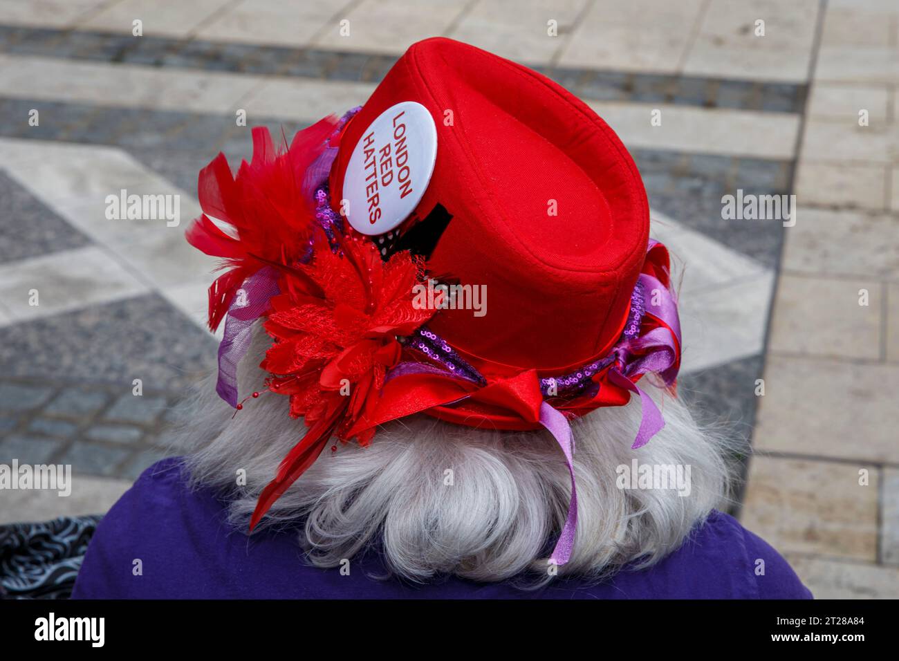 Un Cappellaio rosso di Londra al Pearly Kings and Queens Harvest Festival a Guildhall Yard, Londra, Inghilterra. Foto Stock