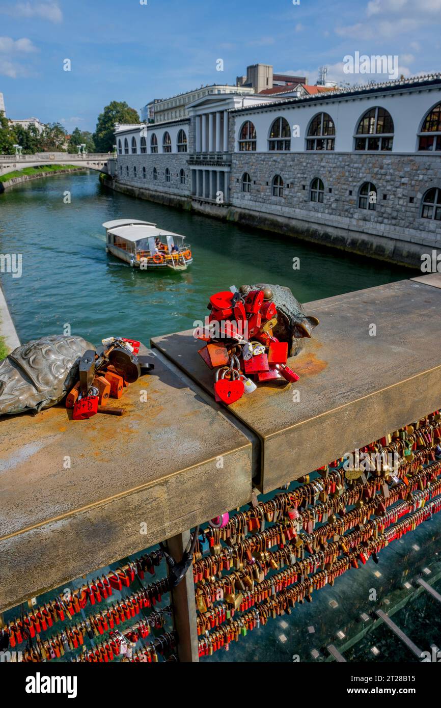 Gli amanti hanno simbolicamente bloccato il loro amore sul Ponte dei macellai (ponte dell'amore), un ponte pedonale che attraversa il fiume Ljubljanica a Lubiana, il capi Foto Stock