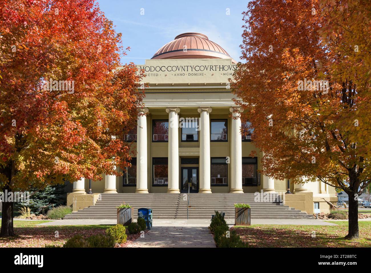Alturas, CA, USA - 14 ottobre 2023; facciata e gradini per l'ingresso del tribunale della contea di Modoc California in alberi dai colori autunnali Foto Stock