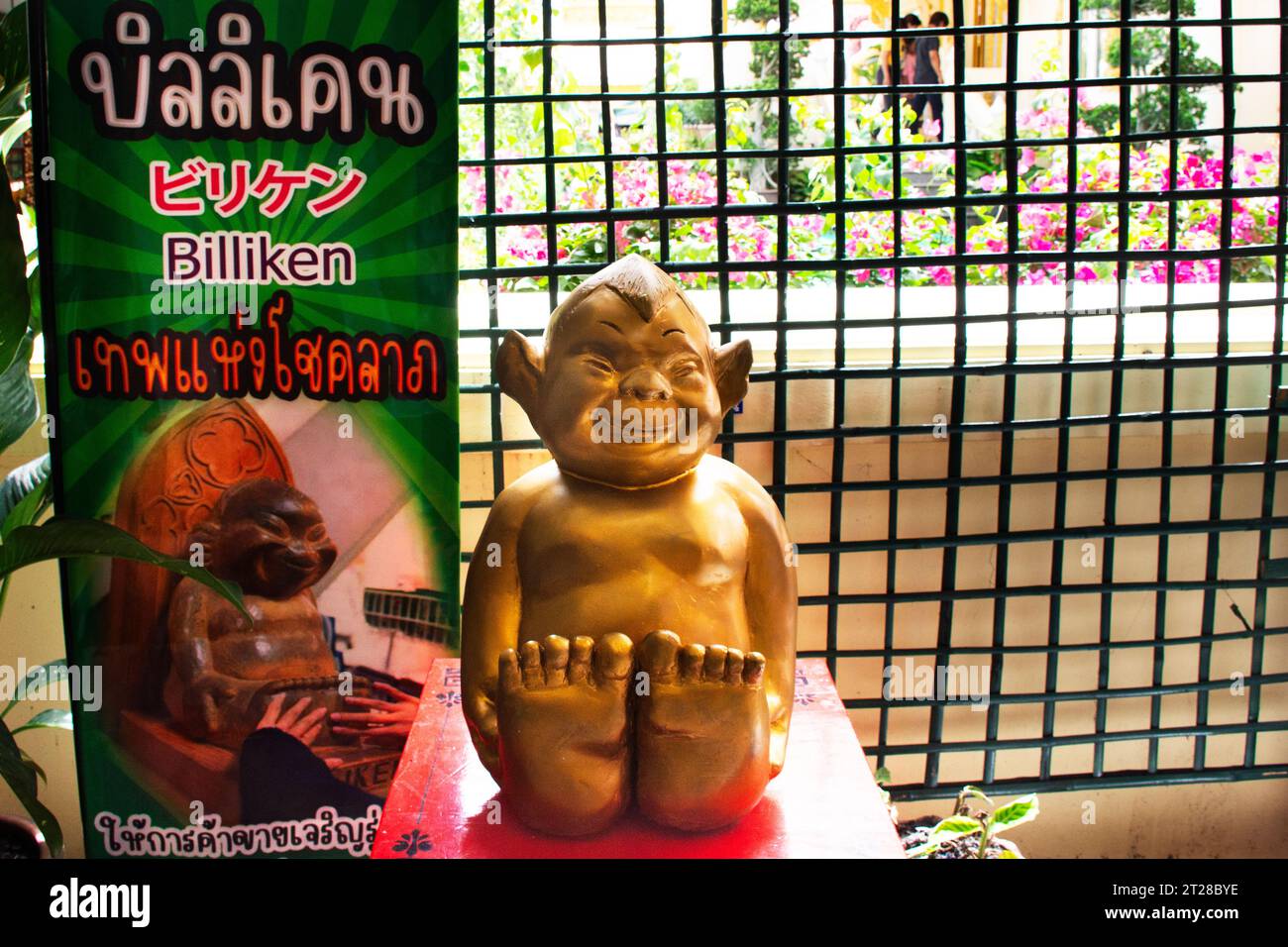 Antico simbolo tradizionale della bambola billiken figura misteriosa in sogno per i viaggiatori thailandesi che viaggiano visitano e benedicono la fortuna al Wat Khao DIN Tem Foto Stock