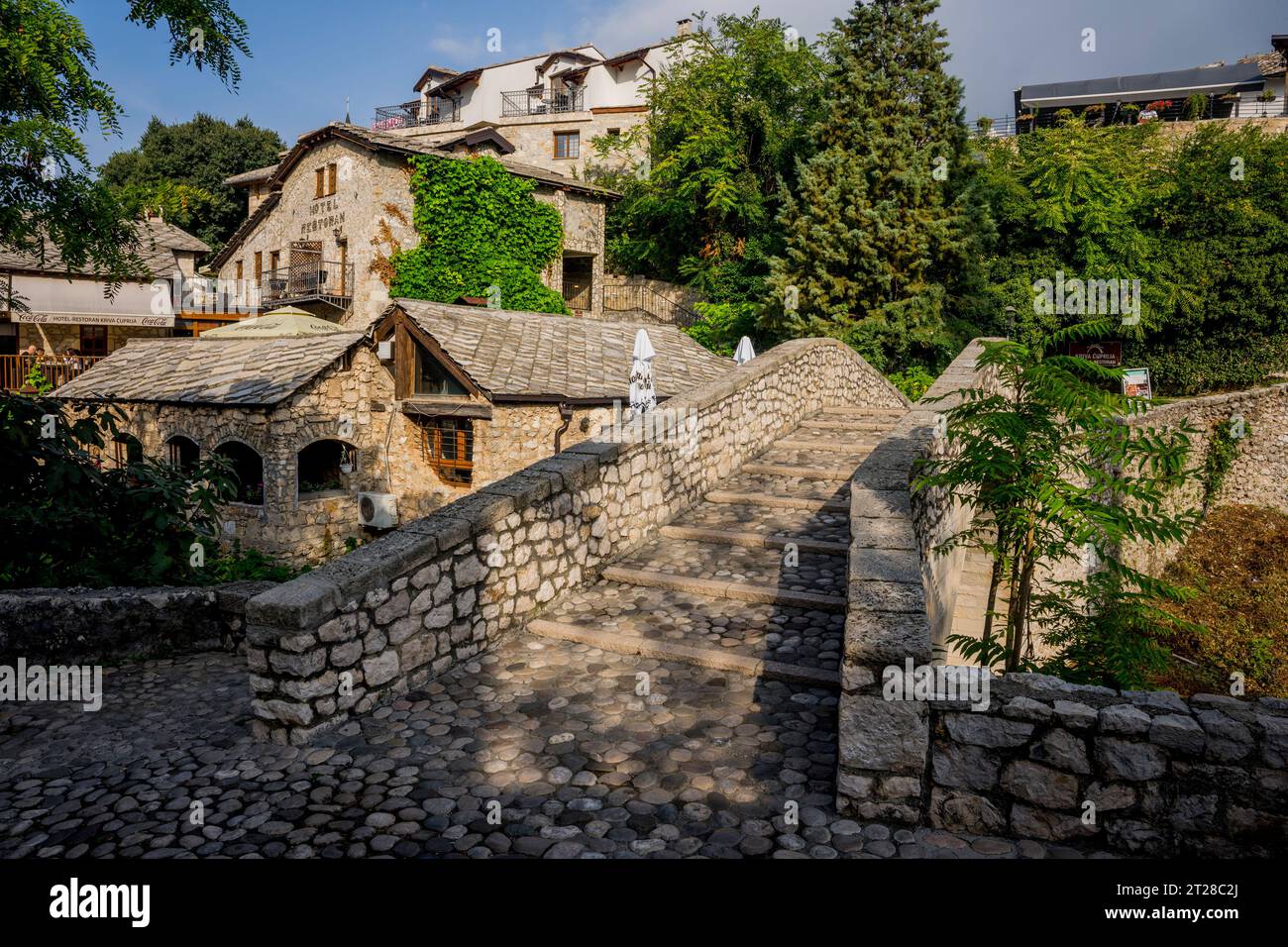 Il Kriva Cuprija (Ponte Crooked) sul fiume Radobolja, un piccolo e vecchio ponte in pietra a Mostar, Bosnia ed Erzegovina, costruito nel 1558 da otto Foto Stock