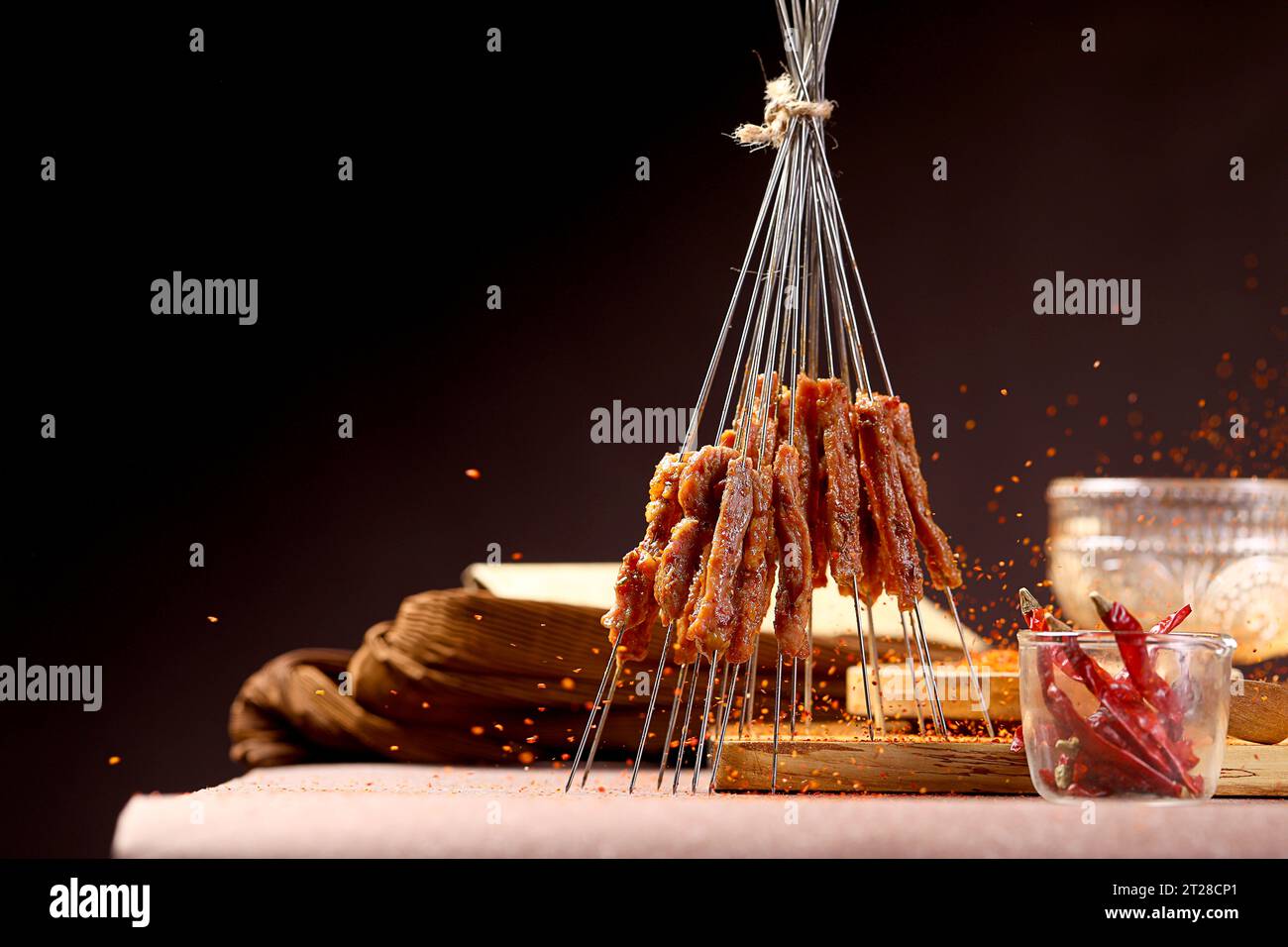 Shashlik. Kebab. Carne grigliata al barbecue con spezie，e spiedini di manzo nel forno sospeso Foto Stock