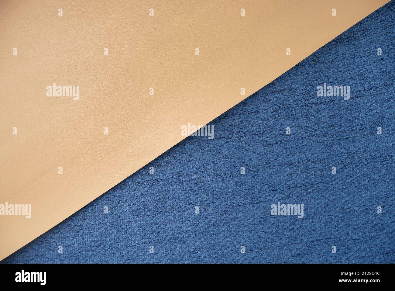 Primo piano su denim soffici e sfondo in pelle cromata color crema. Foto Stock