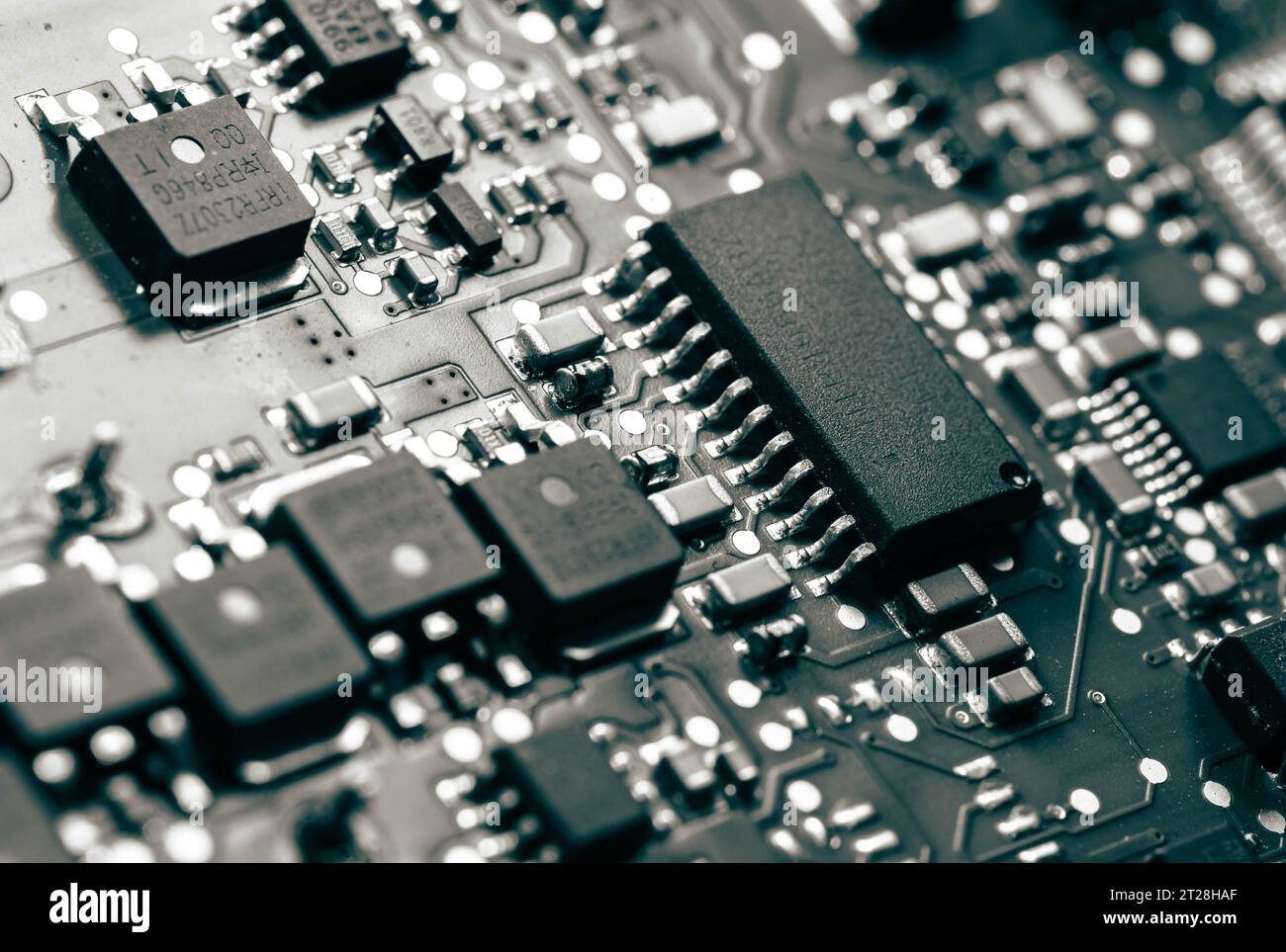 Parti di una scheda a circuito stampato installata in un controllo CNC Foto Stock