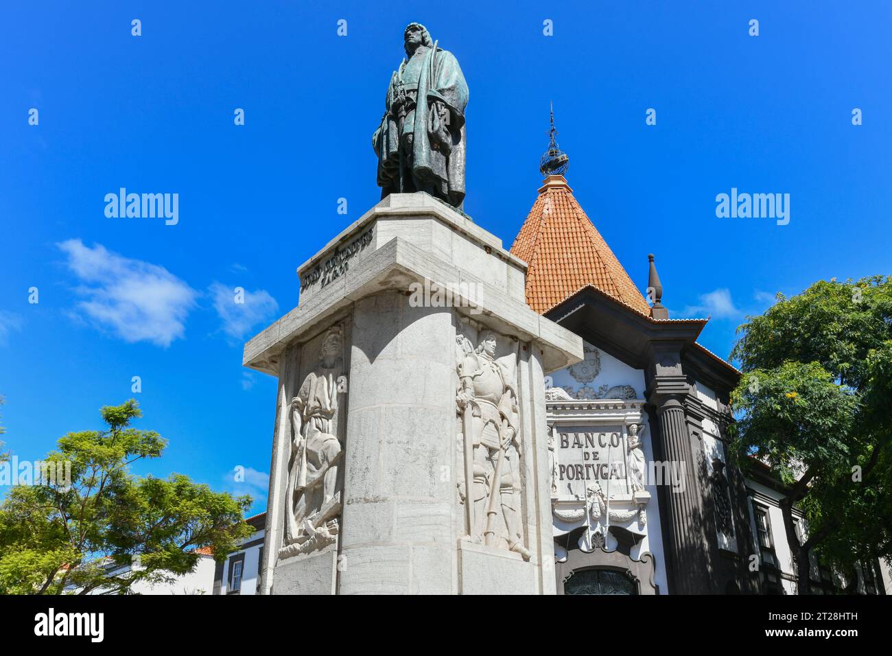 Funchal, Portogallo - 7 luglio 2022: Monumento allo scopritore di Madeira, Juan Gonsalves Zarco, vicino all'edificio della Banca del Portogallo. Foto Stock