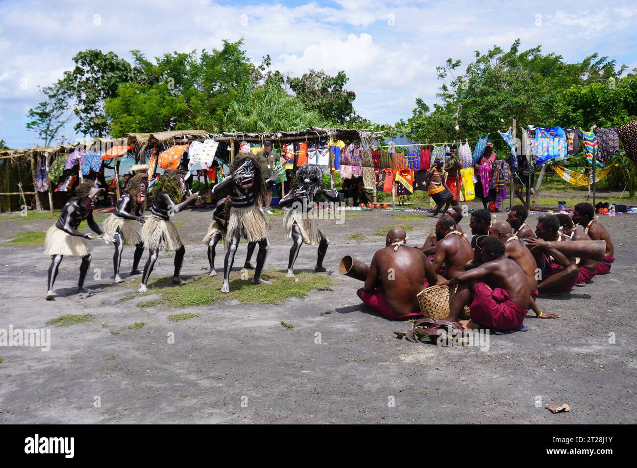 Ballerini fantasma mascherati che si esibiscono davanti ai musicisti seduti Foto Stock