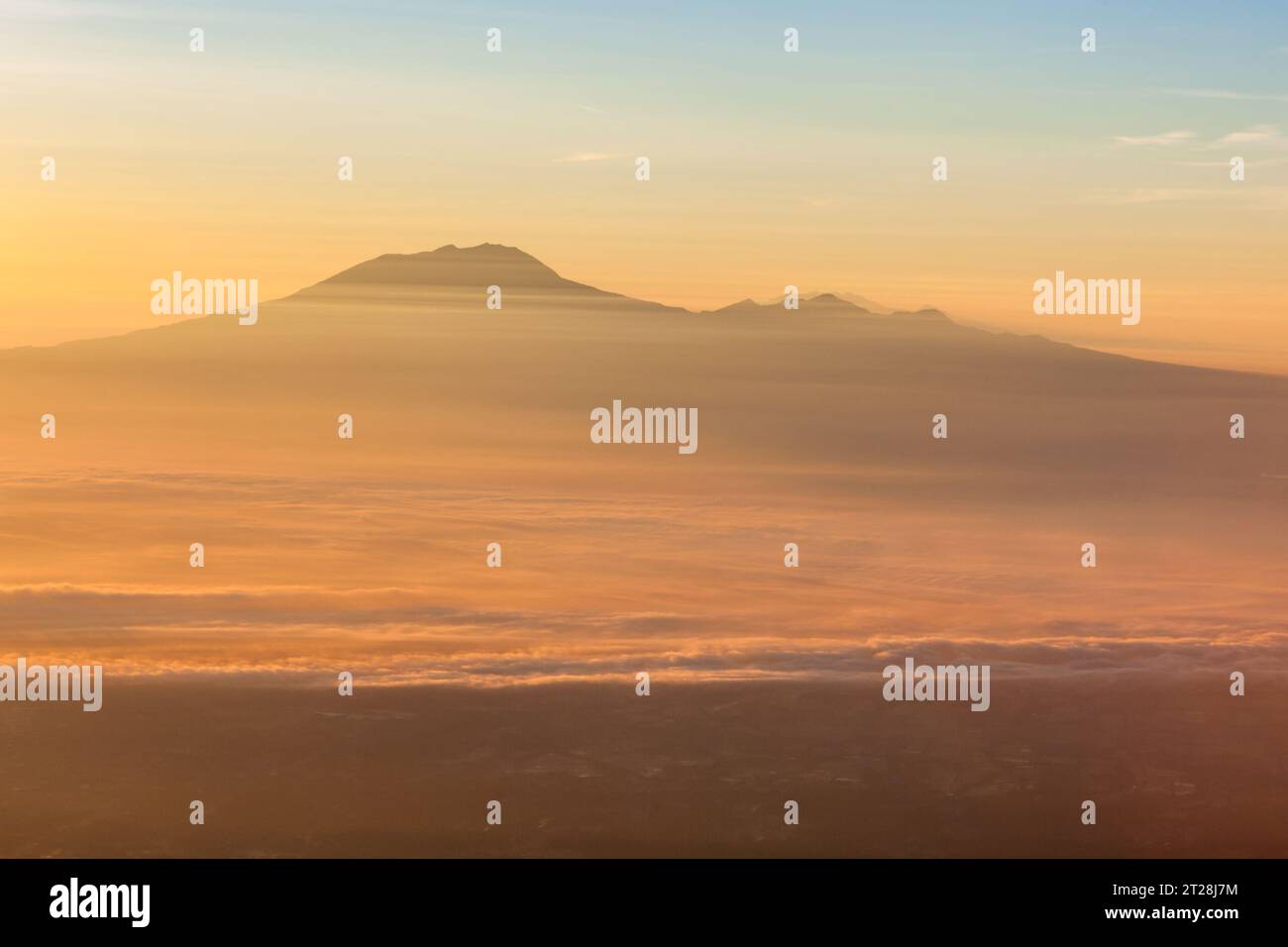 Vulcano Lawu in nebbia mattutina all'alba sull'Isola di Giava, Indonesia. Foto Stock