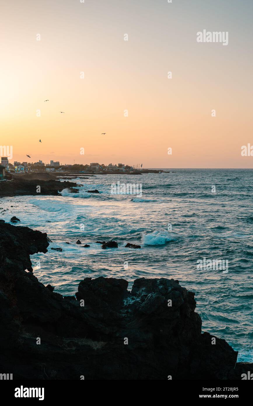 Vista sul mare al tramonto del parco di Yongduam Rock sull'isola di Jeju, Corea Foto Stock