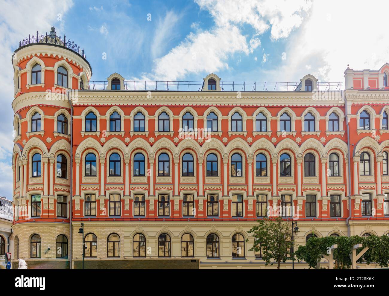 L'edificio dell'ex casale del complesso Trinity-Sergius Lavra in via Ilyinka. Mosca, Russia Foto Stock