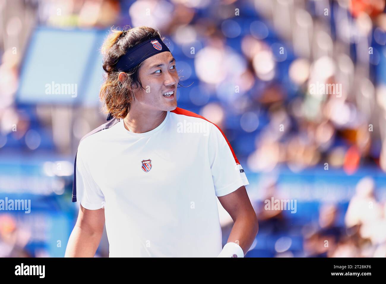 Tokyo, Giappone. 18 ottobre 2023. Zhizhen ZHANG (CHN) in azione contro Hubert HURKACZ (POL) durante il loro match singolo il terzo giorno del Kinoshita Group Japan Open Tennis Championships 2023 all'Ariake Coliseum. Questo è il torneo ATP Tour più longevo in Asia, tenuto per la prima volta nel 1972. Il torneo si svolge dal 16 al 22 ottobre. (Immagine di credito: © Rodrigo Reyes Marin/ZUMA Press Wire) SOLO USO EDITORIALE! Non per USO commerciale! Foto Stock