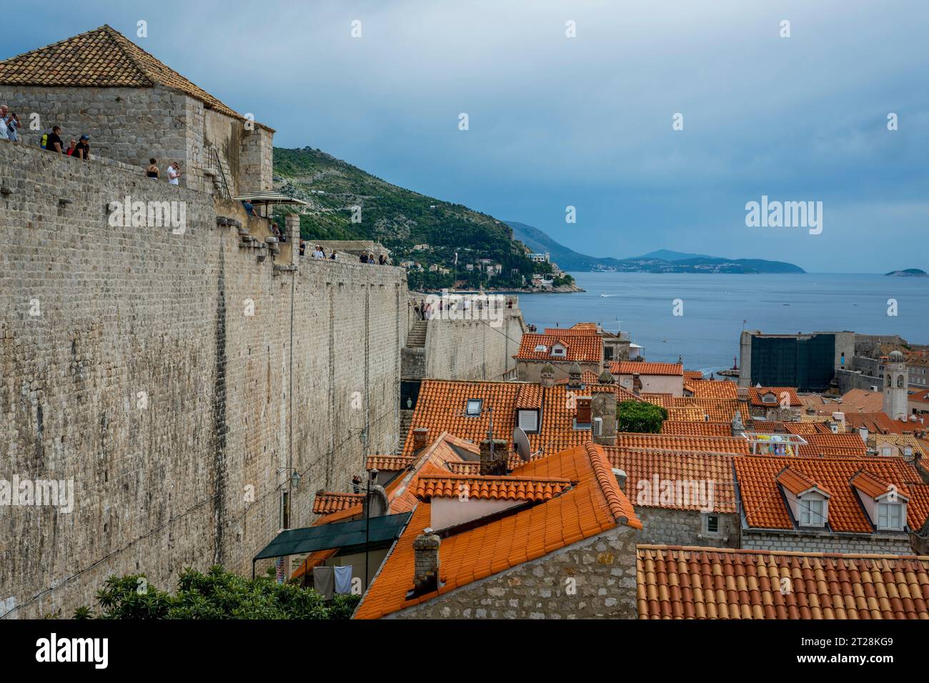 Vista dalla Torre Gomji Ugao dei tetti piastrellati nella città vecchia di Dubrovnik, nella Croazia meridionale. Foto Stock
