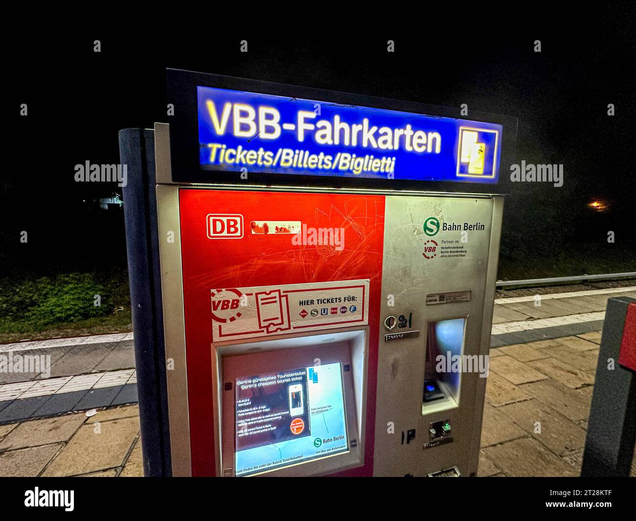 DEU, Deutschland, Brandeburgo, Strausberg, 12.10.2023: Fahrscheinautomat am Bahnhof Strausberg-Nord, VBB-Fahrkarten, Tickets, Nachtaufnahme, Nacht *** DEU, Germania, Brandeburgo, Strausberg, distributore automatico di biglietti 12 10 2023 presso la stazione di Strausberg Nord, biglietti VBB, biglietti, registrazione notturna, credito notturno: Imago/Alamy Live News Foto Stock