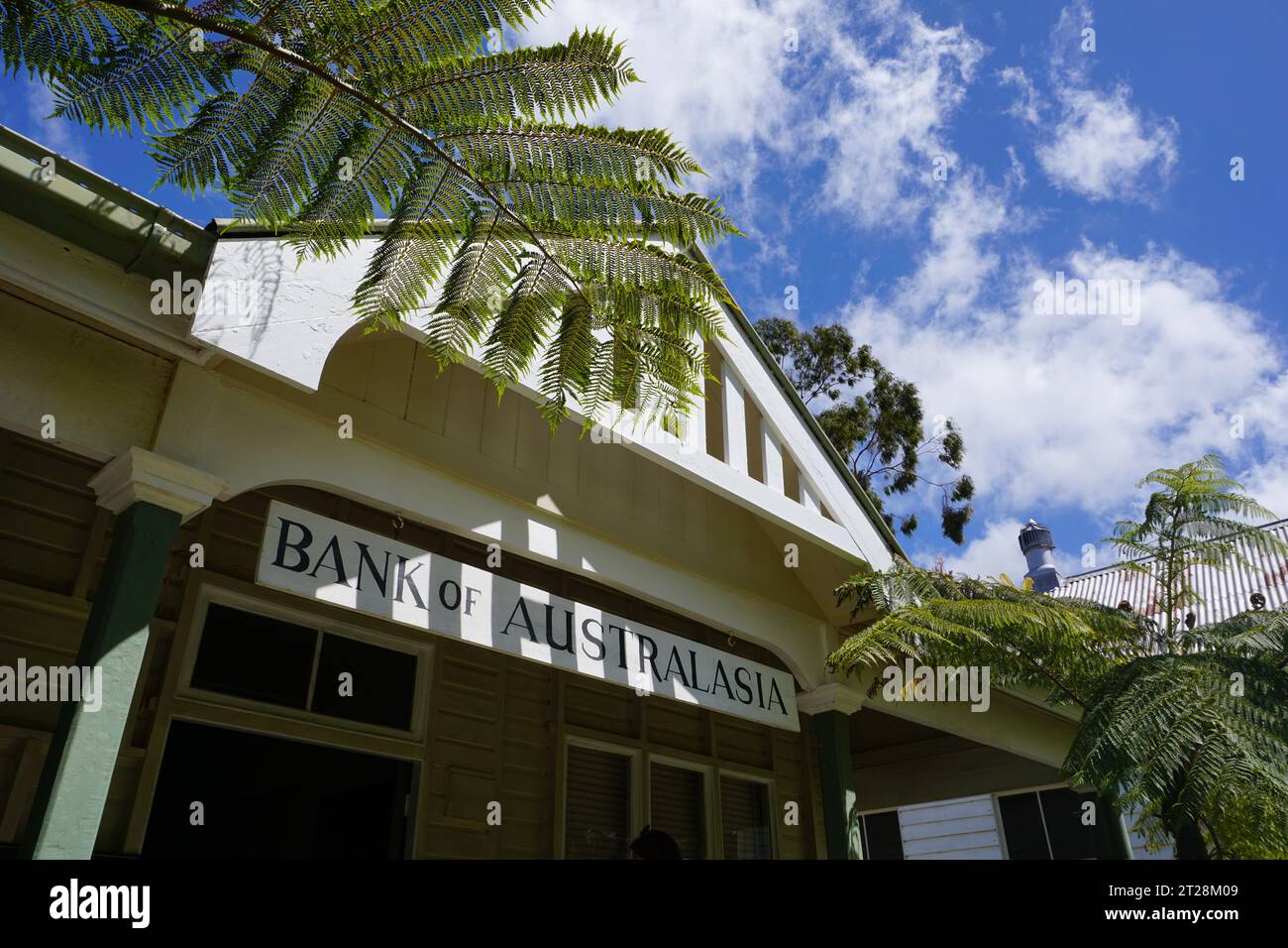 Edificio in legno vecchio stile della Bank of Australasia nel museo all'aperto del villaggio storico di Herberton, Queensland, Australia Foto Stock