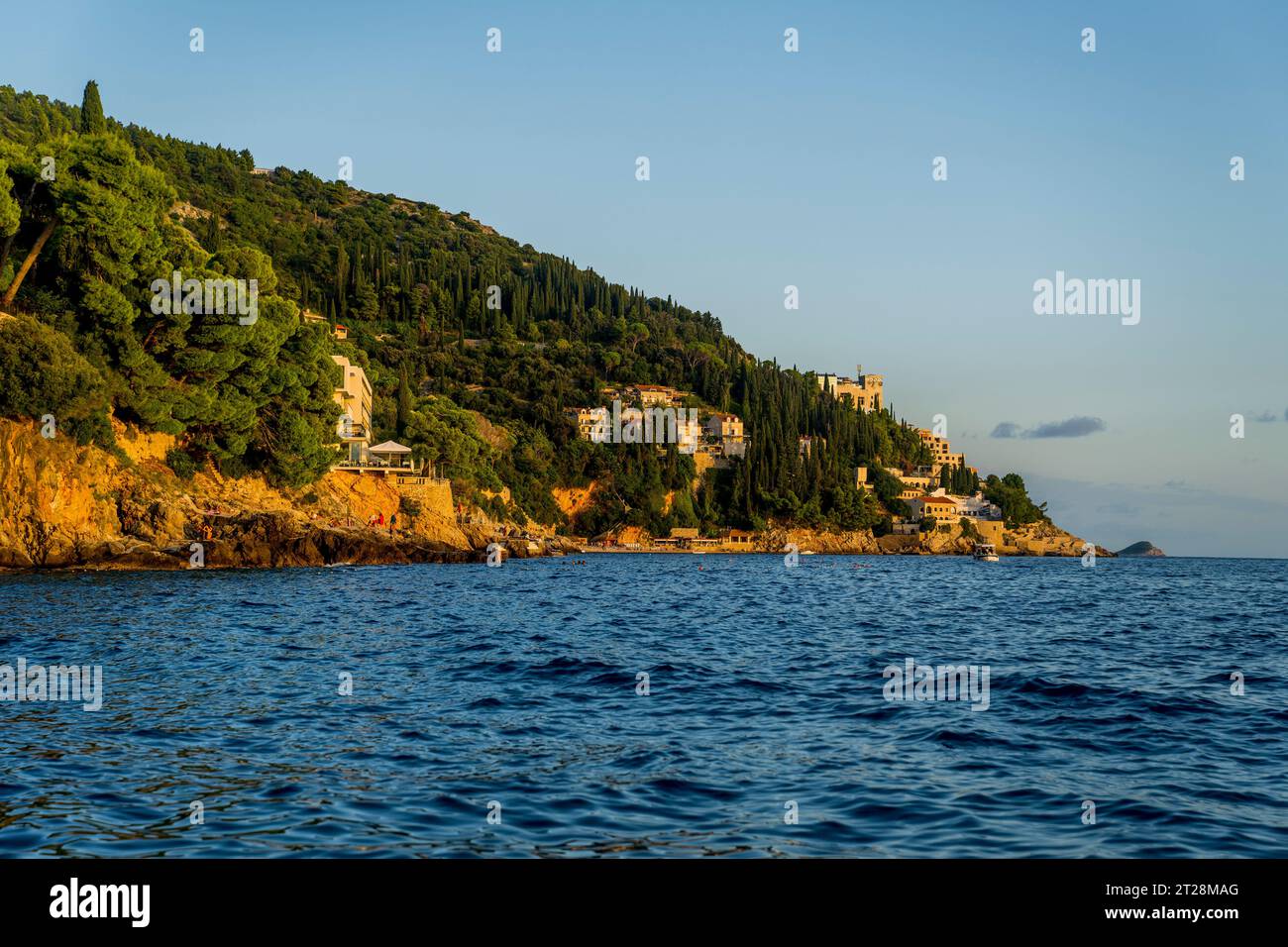 Vista dal mare della costa con case vicino alla città vecchia di Dubrovnik, nella Croazia meridionale. Foto Stock