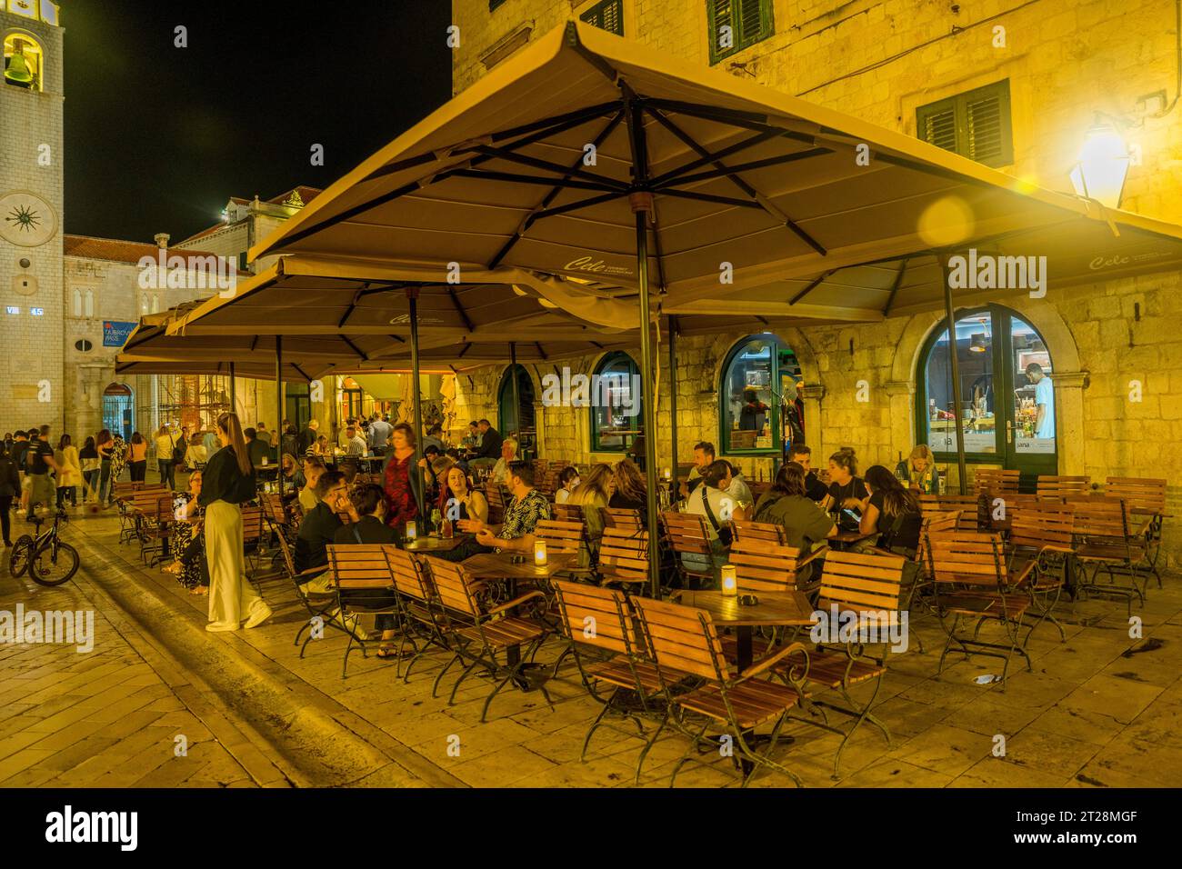 Un ristorante sul marciapiede a Placa Stradun di notte nella città vecchia di Dubrovnik, nella Croazia meridionale. Foto Stock