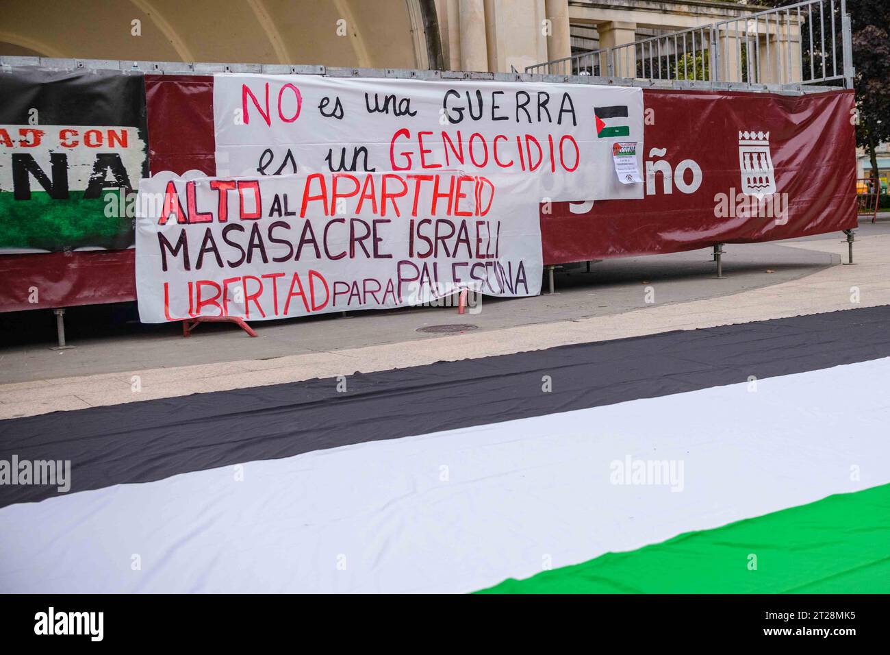 La Rioja, 2 dicembre 2023 - dimostrazione di un gruppo di palestinesi che chiede la fine degli attacchi israeliani. Foto Stock