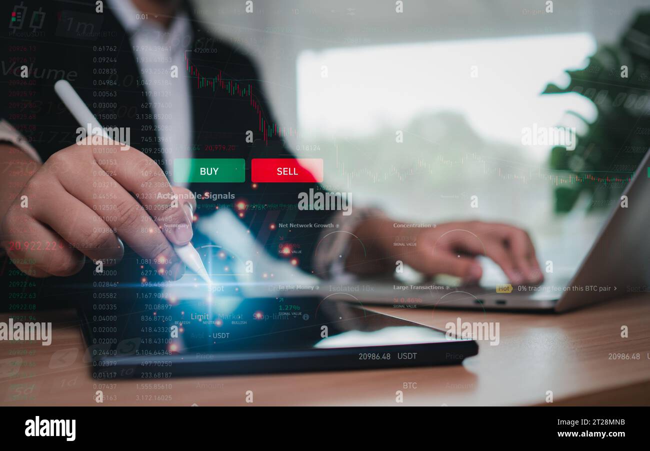 Una donna d'affari o un trader usa una penna stilo che punta su un tablet che mostra il trading e gli investimenti nel mercato azionario. Foto Stock