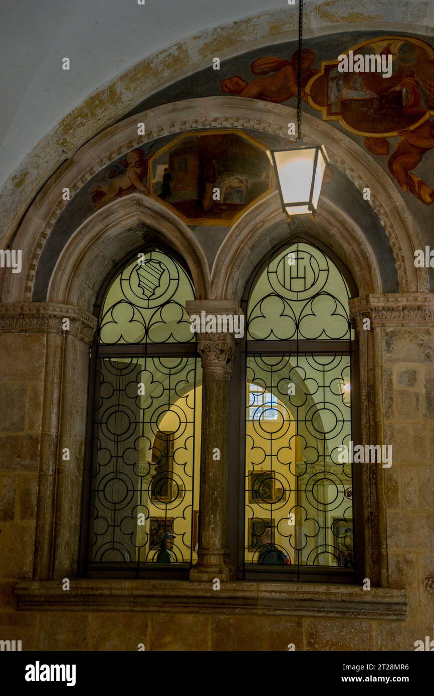Finestre alla vecchia farmacia della chiesa francescana e del monastero nella città vecchia di Dubrovnik, nella Croazia meridionale. Foto Stock
