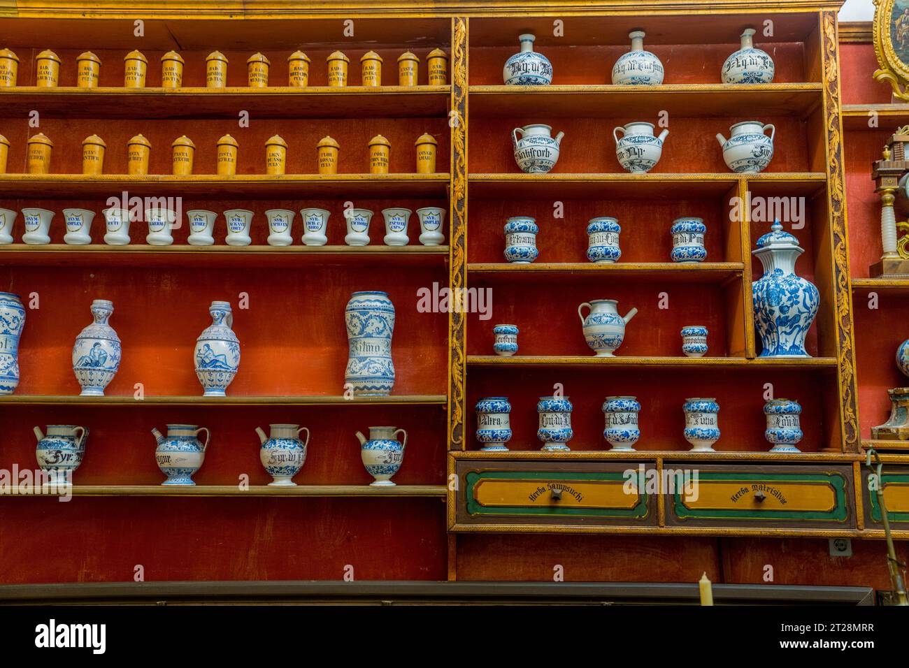 L'antica farmacia della chiesa francescana e del monastero nella città vecchia di Dubrovnik, nella Croazia meridionale. Foto Stock