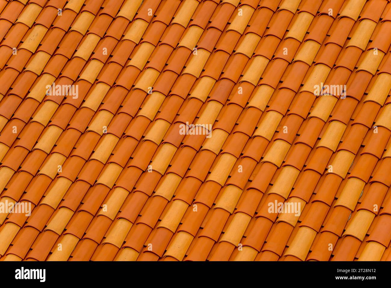 Vista dalla passeggiata delle mura della città di un tetto piastrellato (dettaglio) nella città vecchia di Dubrovnik, nella Croazia meridionale. Foto Stock