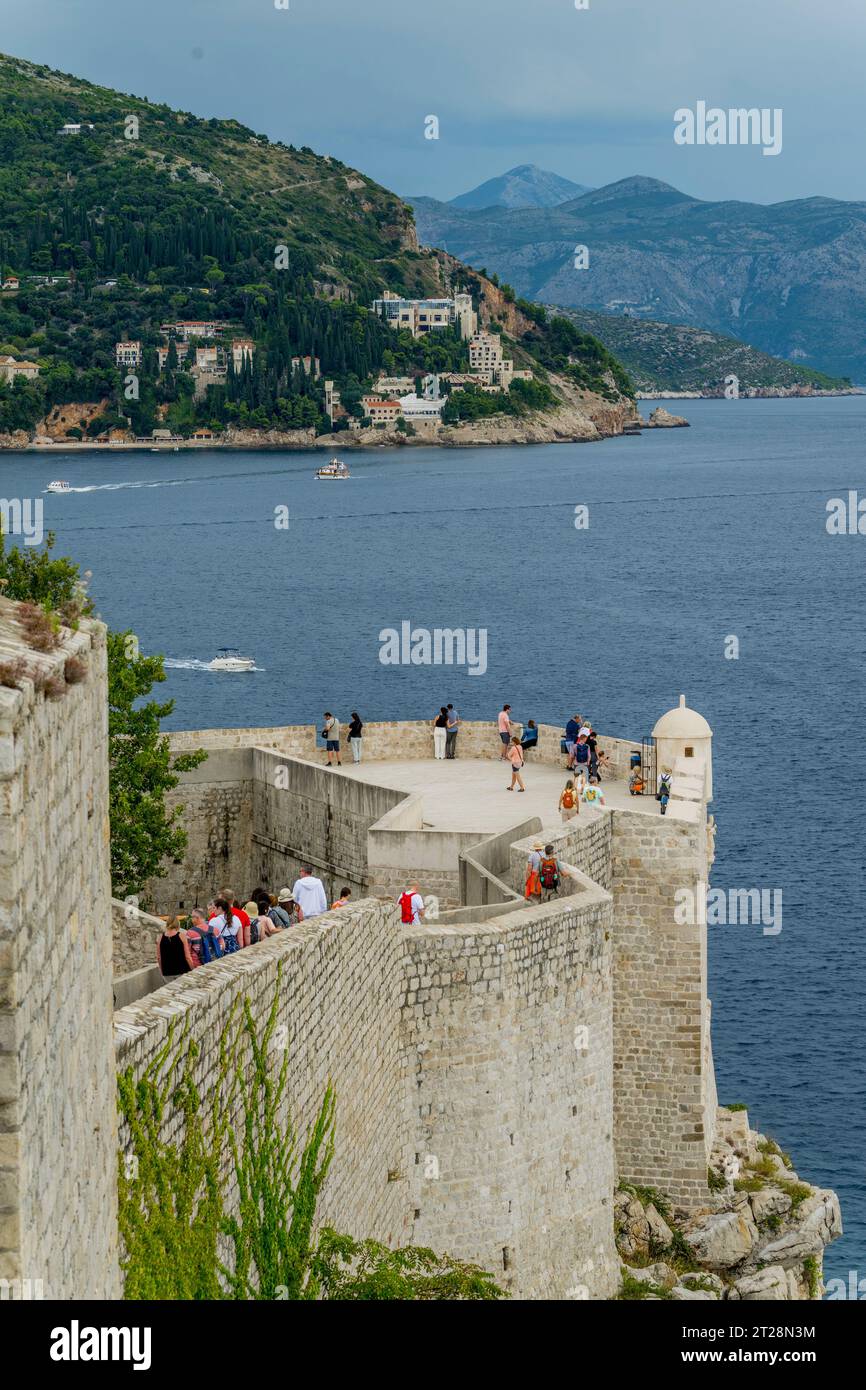 Vista dalla passeggiata delle mura della città che circondano la città vecchia di Dubrovnik, nella Croazia meridionale. Foto Stock