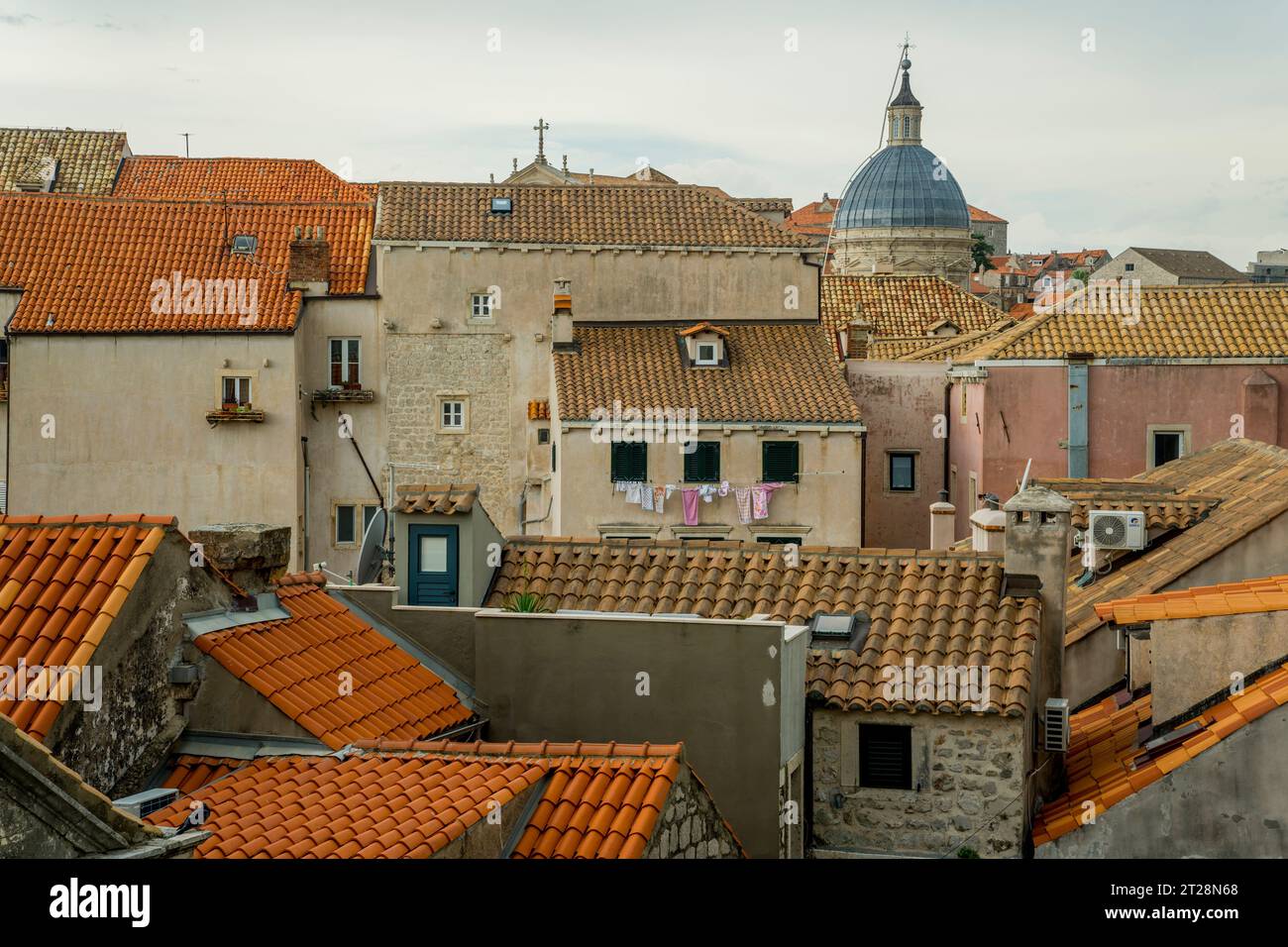 Vista dalle mura della città, dai tetti piastrellati e dall'asciugatura della lavanderia nella città vecchia di Dubrovnik, nel sud della Croazia. Foto Stock