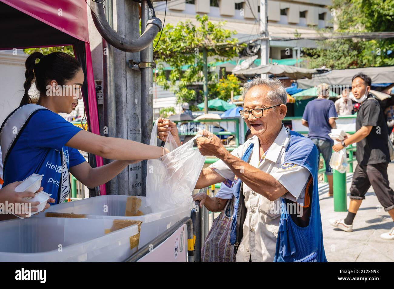 Bangkok, Thailandia. 14 ottobre 2023. Miss Thailand World 2023, Tharina Botes offre pasti gratuiti ai senzatetto e ai cittadini thailandesi a basso reddito con la Bangkok Community Help Foundation, presso la Trok Sake Community di Bangkok. Miss Thailand World 2023, Tharina Botes, patrimonio misto thailandese-sudafricano, si unì come volontario a una dispensa di pasti gratuiti per senzatetto e persone a basso reddito, organizzata dalla Bangkok Community Help Foundation, a Bangkok, Thailandia. Credito: SOPA Images Limited/Alamy Live News Foto Stock