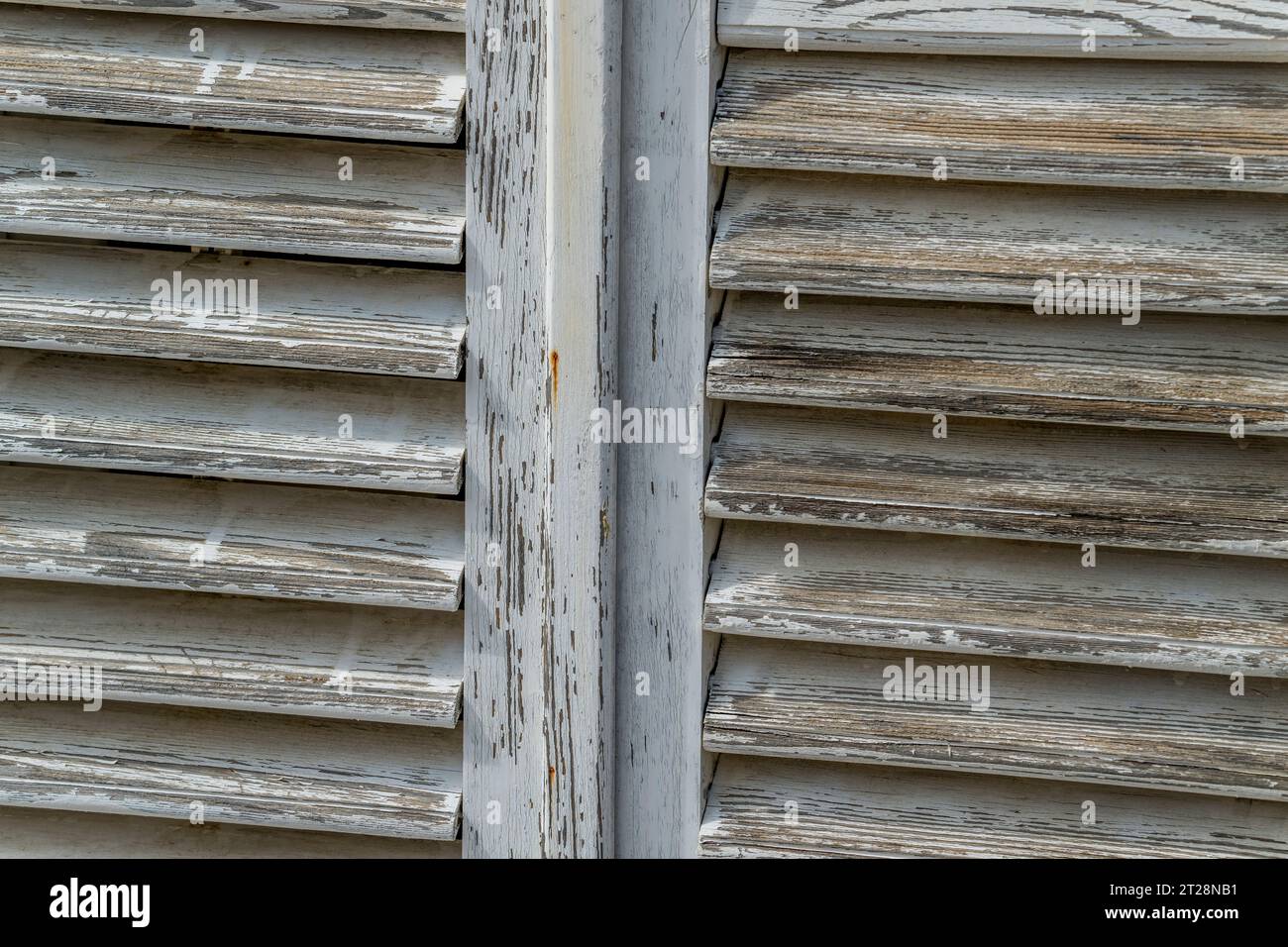 Vista dalla passeggiata delle mura della città di una serranda finestra intemprata nella città vecchia di Dubrovnik, nella Croazia meridionale. Foto Stock