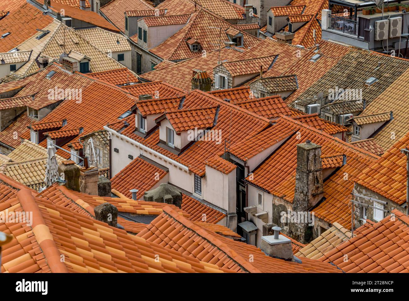Vista dalla passeggiata delle mura della città dei tetti piastrellati nella città vecchia di Dubrovnik, nella Croazia meridionale. Foto Stock