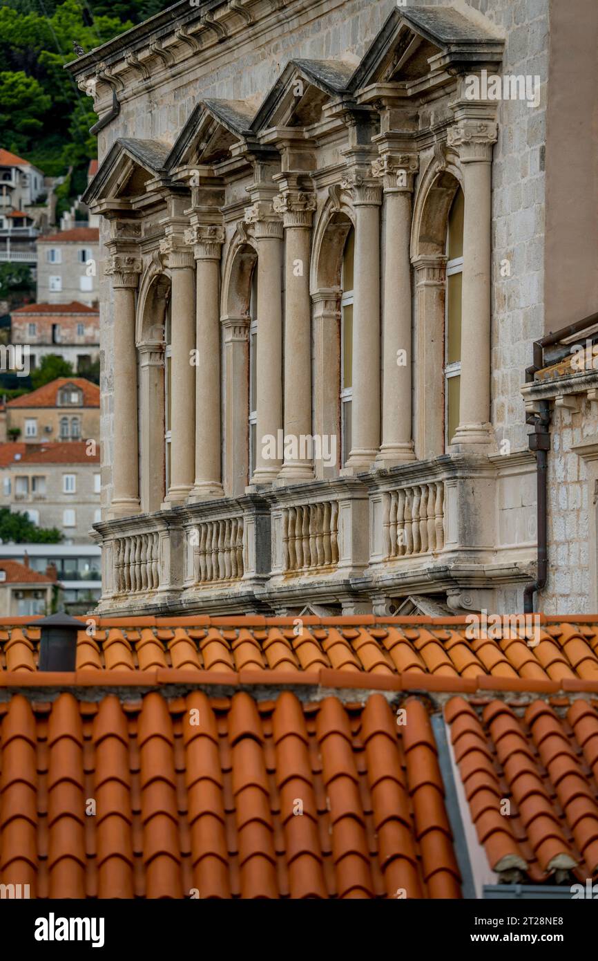 Vista dalla passeggiata delle mura della città dalle finestre di un vecchio palazzo nella città vecchia di Dubrovnik, nella Croazia meridionale. Foto Stock