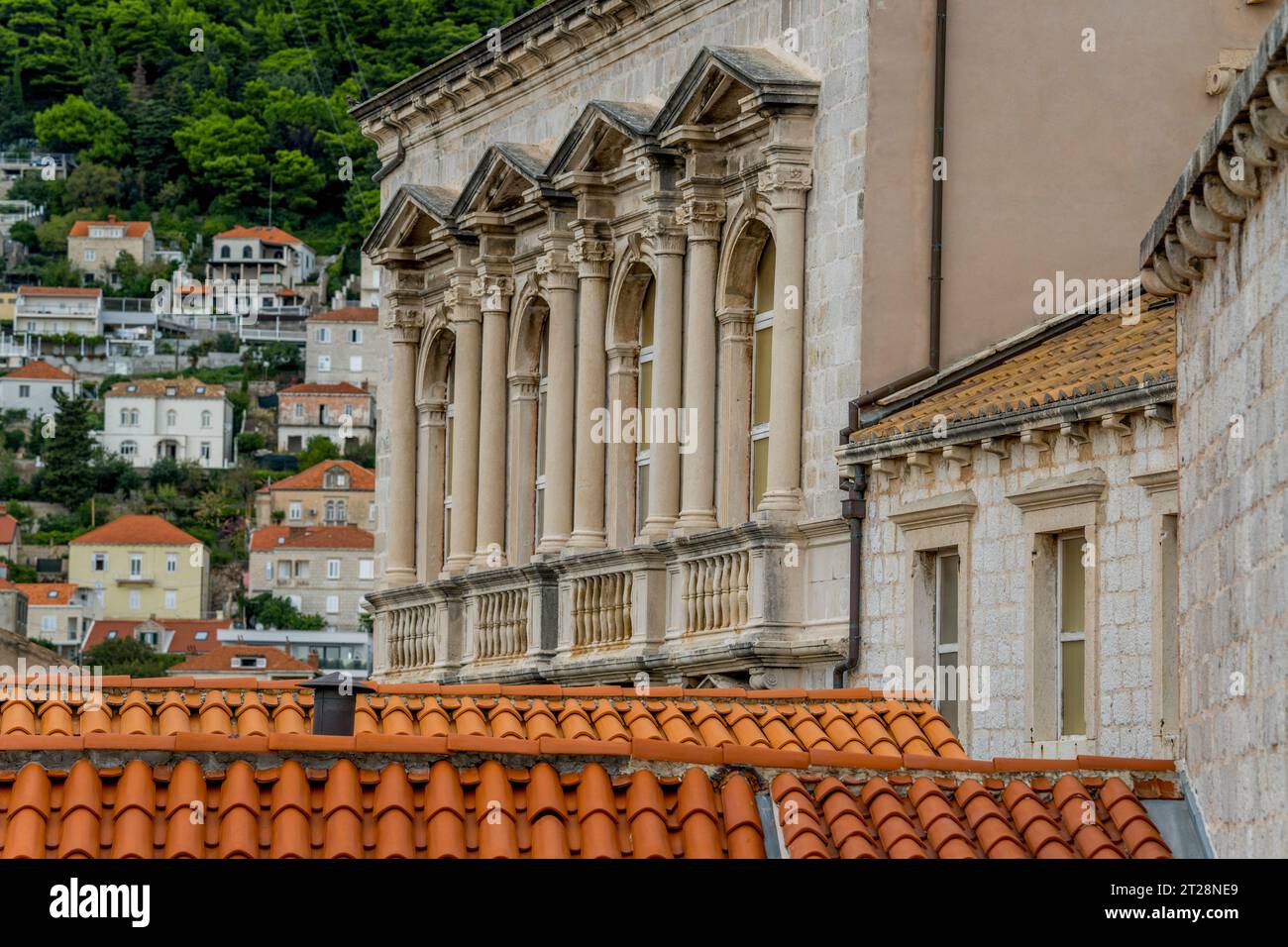Vista dalla passeggiata delle mura della città dalle finestre di un vecchio palazzo nella città vecchia di Dubrovnik, nella Croazia meridionale. Foto Stock