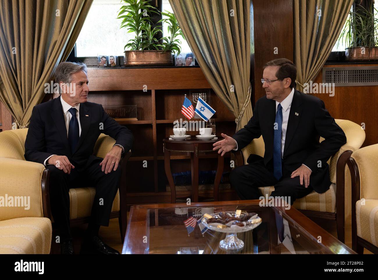 Il Segretario di Stato Antony J. Blinken incontra il Presidente israeliano Isaac Herzog a Tel Aviv, 16 ottobre 2023. [Foto del Dipartimento di Stato/Chuck Kennedy) Foto Stock