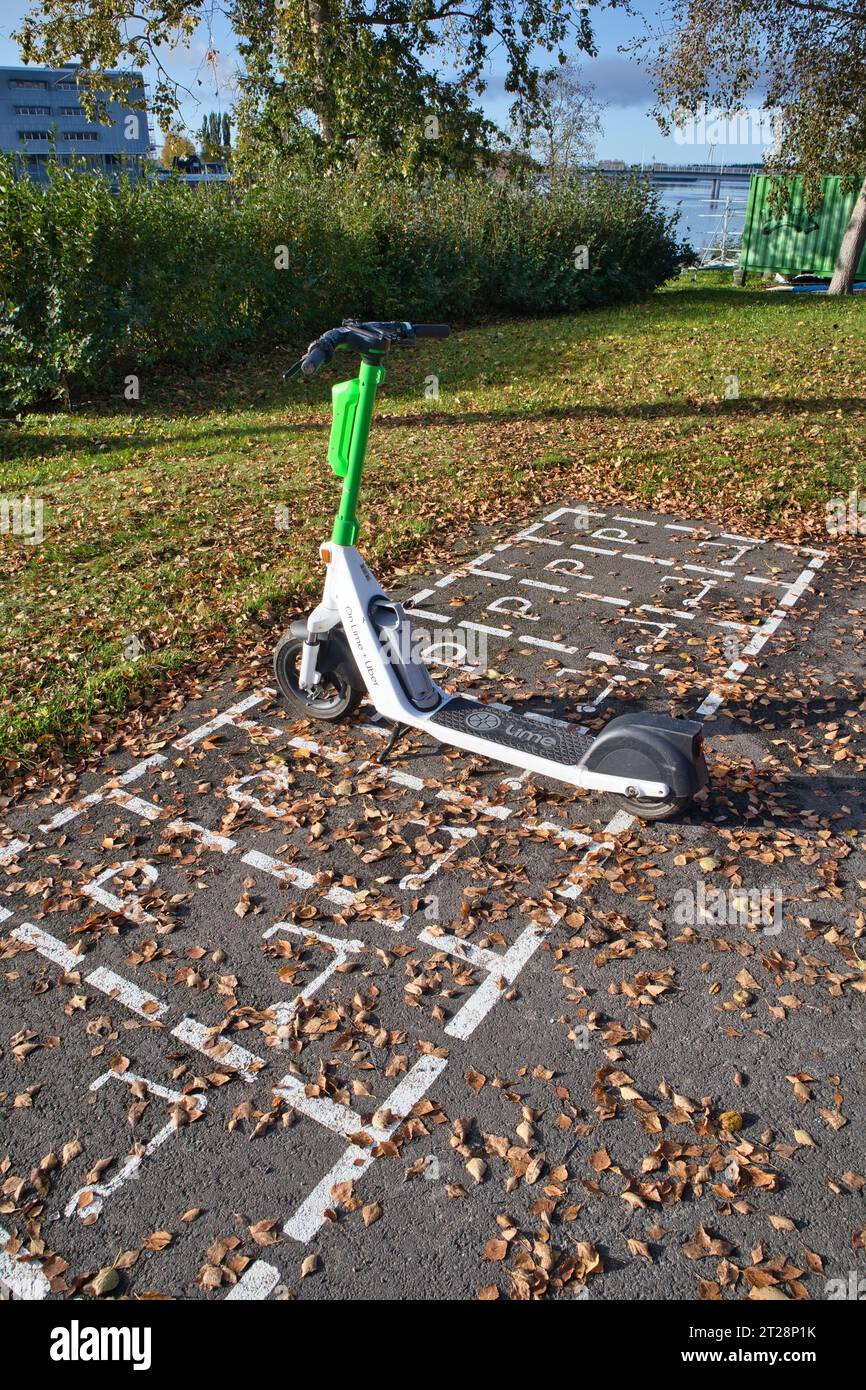 Scooter elettrico singolo in un parcheggio, Oulu Finlandia Foto Stock