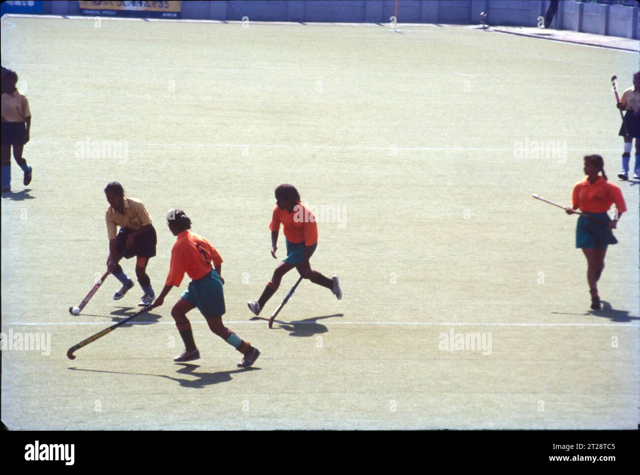 L'hockey su prato è uno sport di squadra strutturato in un formato standard di hockey, in cui ogni squadra gioca con undici giocatori in totale, composti da dieci giocatori di Outfield e un portiere. Le squadre devono muovere una palla di hockey intorno a un campo colpendola con un bastone da hockey verso il cerchio di tiro della squadra rivale e poi verso la porta. Foto Stock