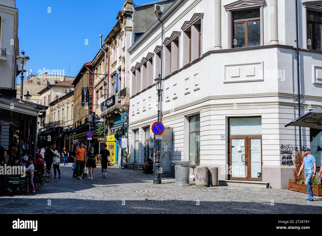Bucarest, Romania - 5 giugno 2021: Vecchi edifici nel centro storico in una soleggiata giornata estiva Foto Stock