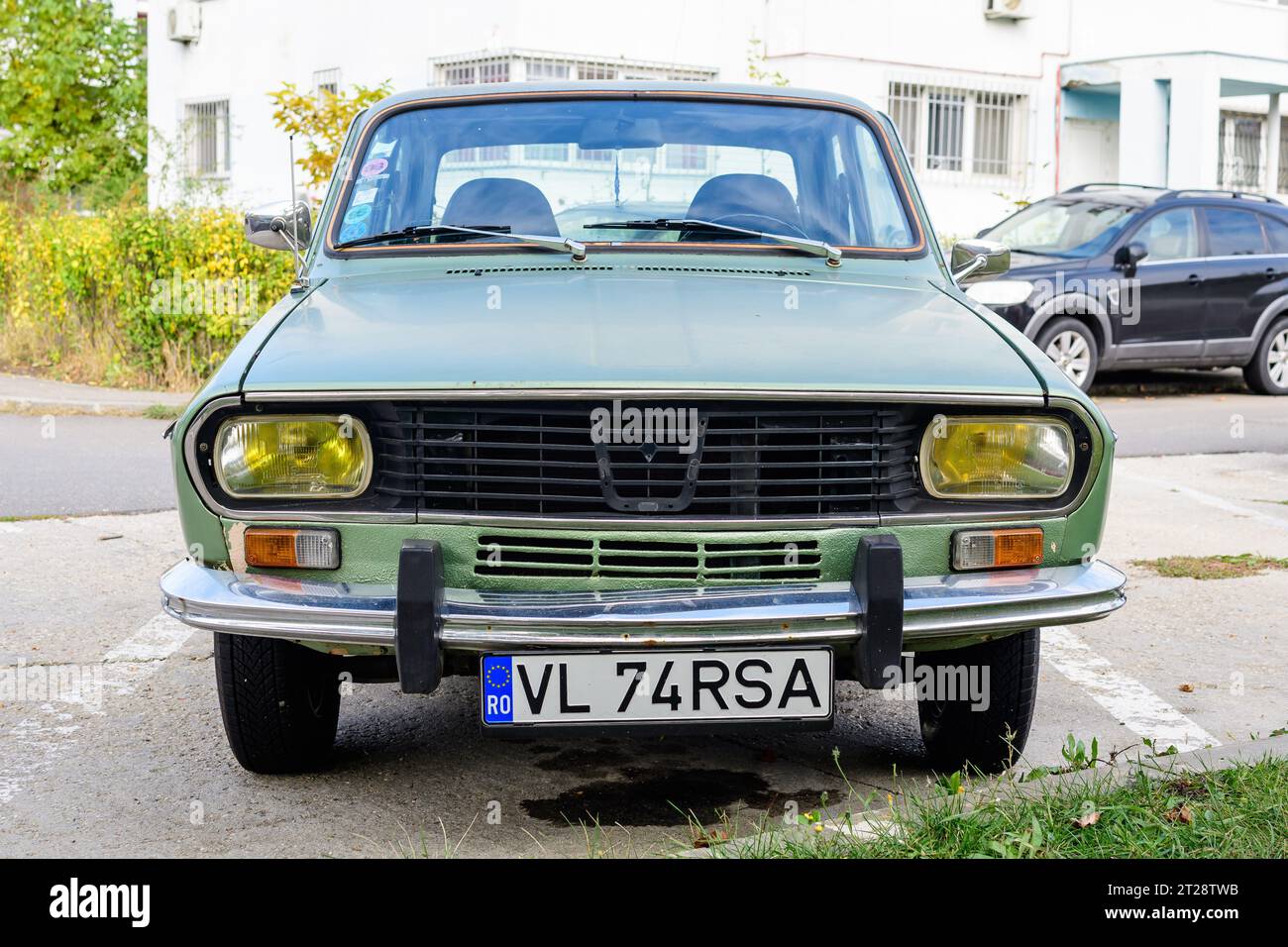 Bucarest, Romania, 19 ottobre 2021: Vecchia Renault francese verde 12 TR auto classica parcheggiata in una strada nel centro della città, in una soleggiata giornata autunnale Foto Stock