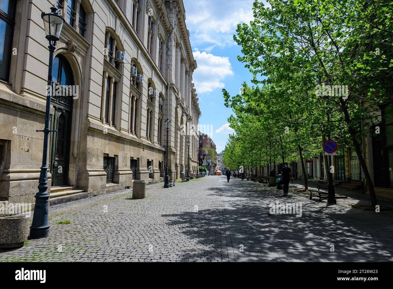 Bucarest, Romania - 6 maggio 2021: Vecchi edifici con bar e ristoranti in via Francese (strada Franceza) nel centro storico (Centrul Vechi) Foto Stock