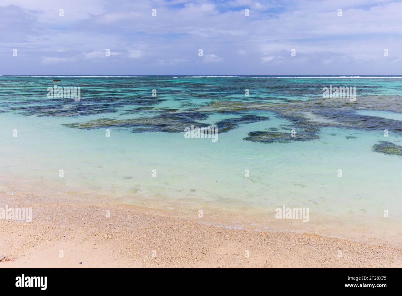 Vista sulla spiaggia di Anse Union, paesaggio costiero dell'isola di la Digue, Seychelles Foto Stock