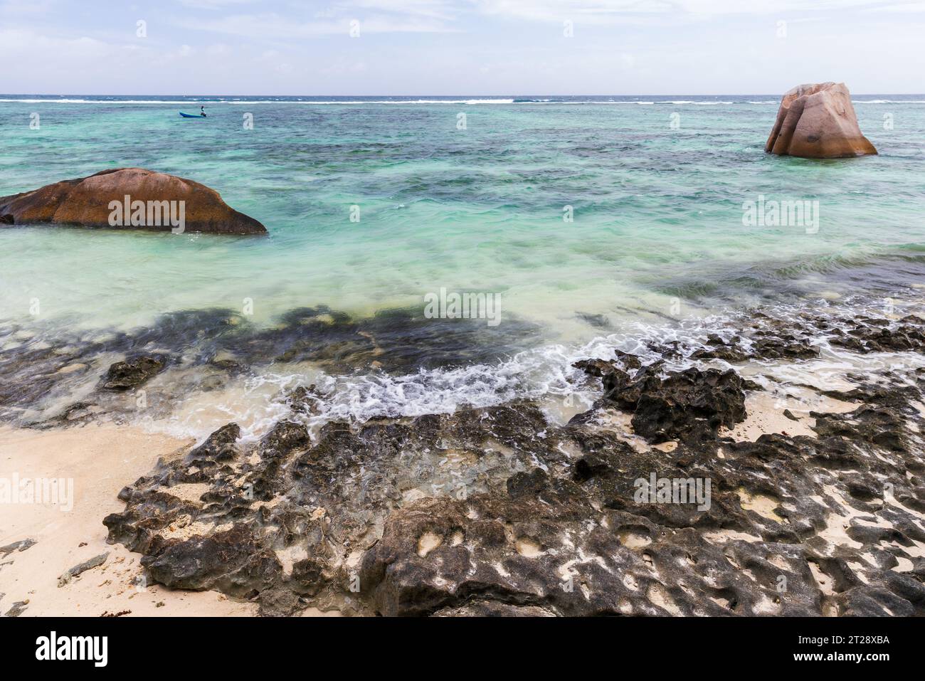 Rocce sulla costa dell'isola di la Digue, spiaggia di Anse Union, paesaggio costiero. Seychelles Foto Stock