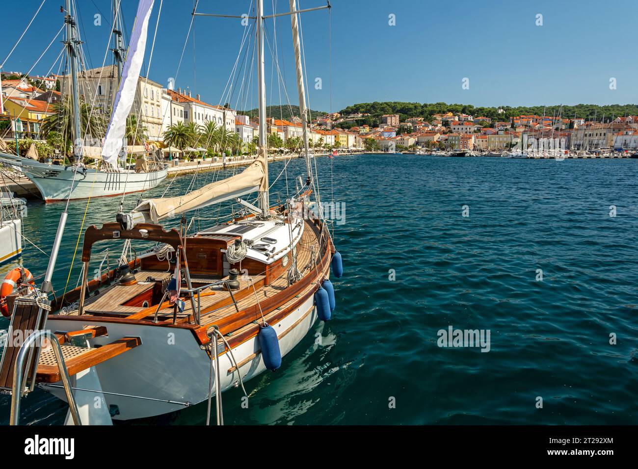 Lussuoso yacht a vela nel porto di Mali sull'isola di Lussino, nel Mare Adriatico, Croazia Foto Stock