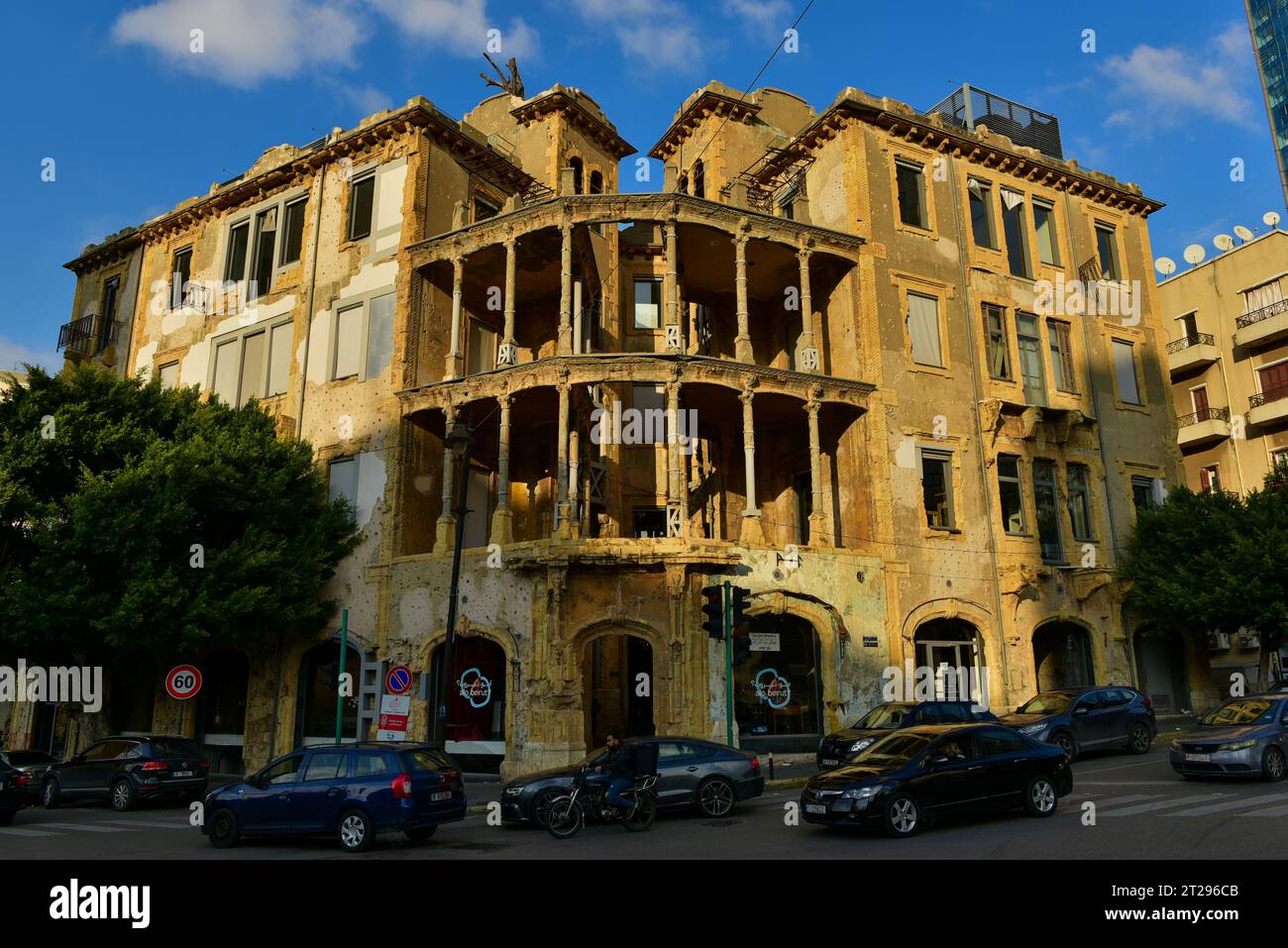 Beit Beirut. Costruito nel 1920, un condominio che ospitava 8 famiglie della classe media fino alla guerra civile, quando divenne un punto di osservazione privilegiato per i cecchini Foto Stock