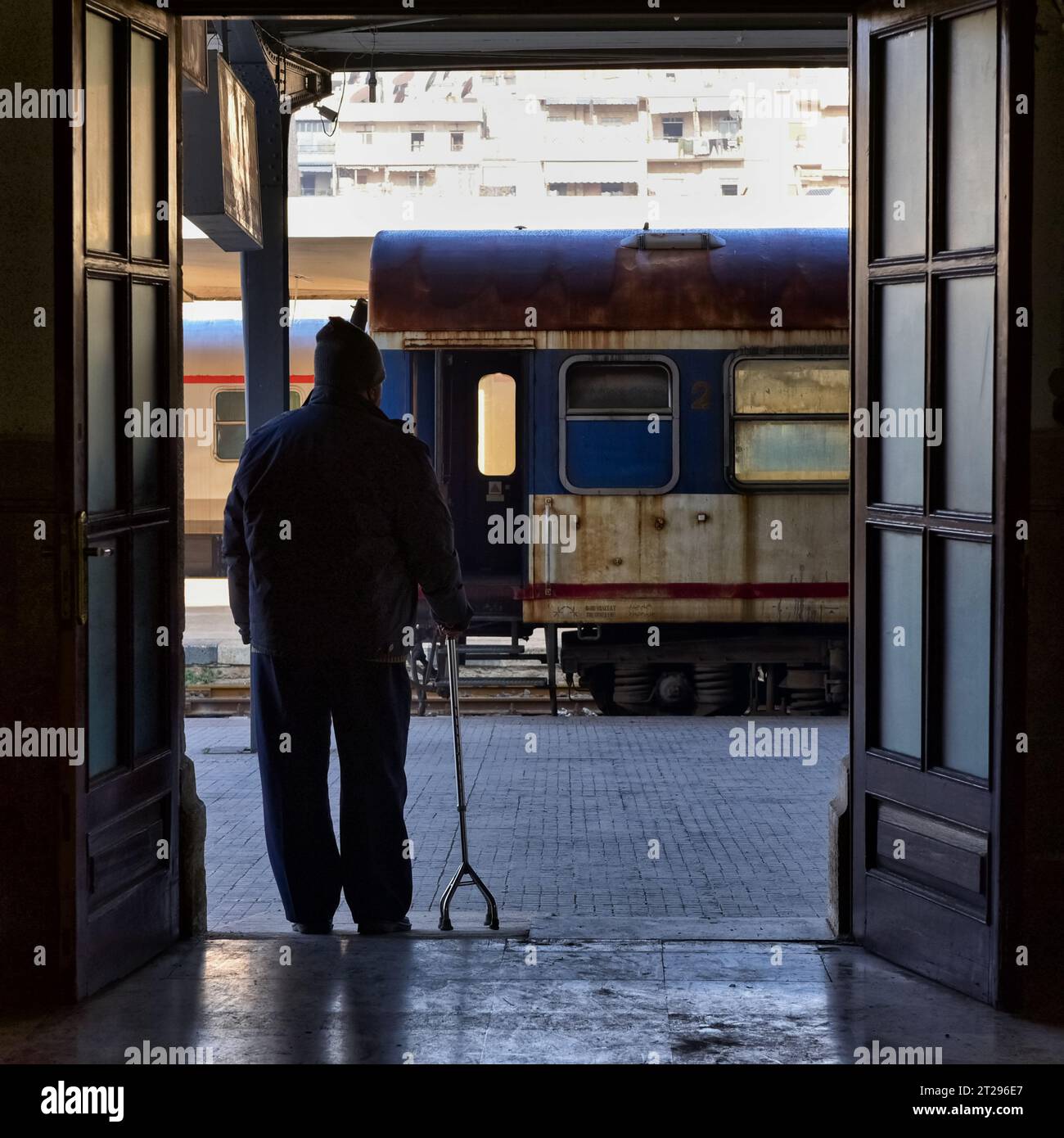 Un conduttore ferroviario sul binario 1, stazione ferroviaria di Aleppo. Capolinea del Simplon Orient Express nel suo periodo di massimo splendore, servì una linea pendolare nel dicembre 2022 Foto Stock