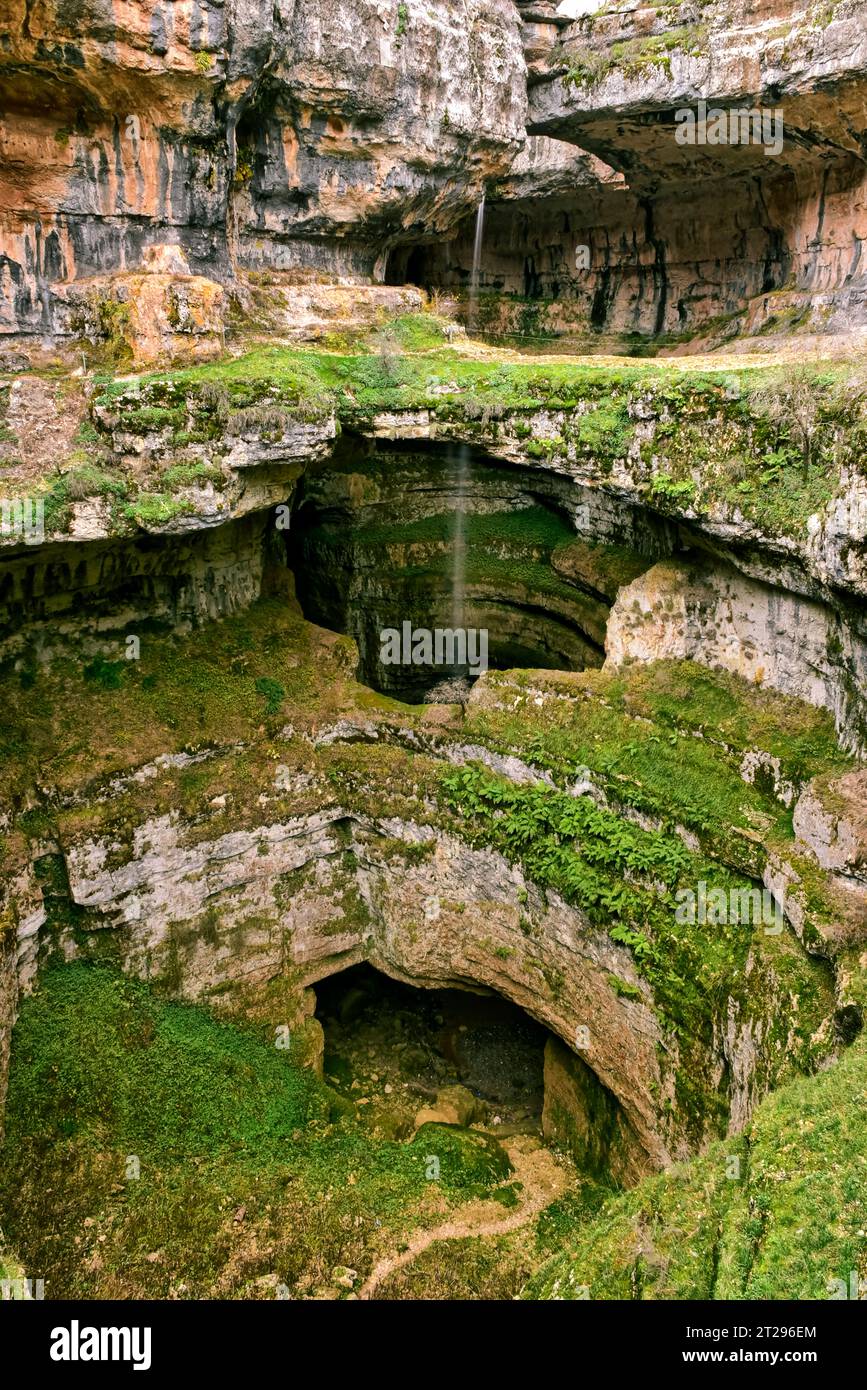 La cascata fuori stagione della Gola di Baatara con un solo filo d'acqua che scende, Meghraq, Libano, dicembre 2022 Foto Stock