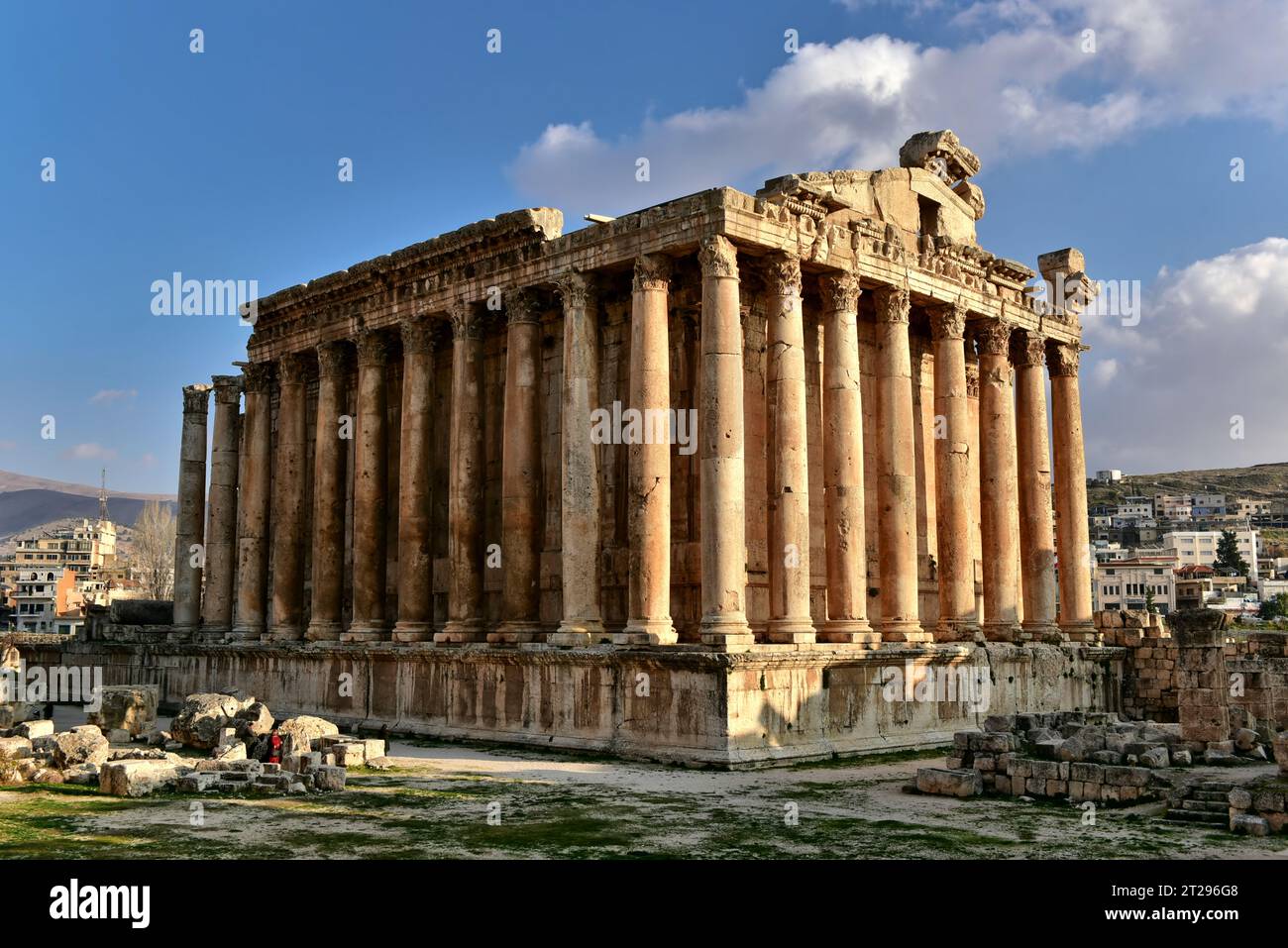 Tempio di Bacco e le sue colonne coritiche, fulcro della Rune Romana di Baalbek commissionata da Antonio Pio nel II secolo d.C., Libano Foto Stock